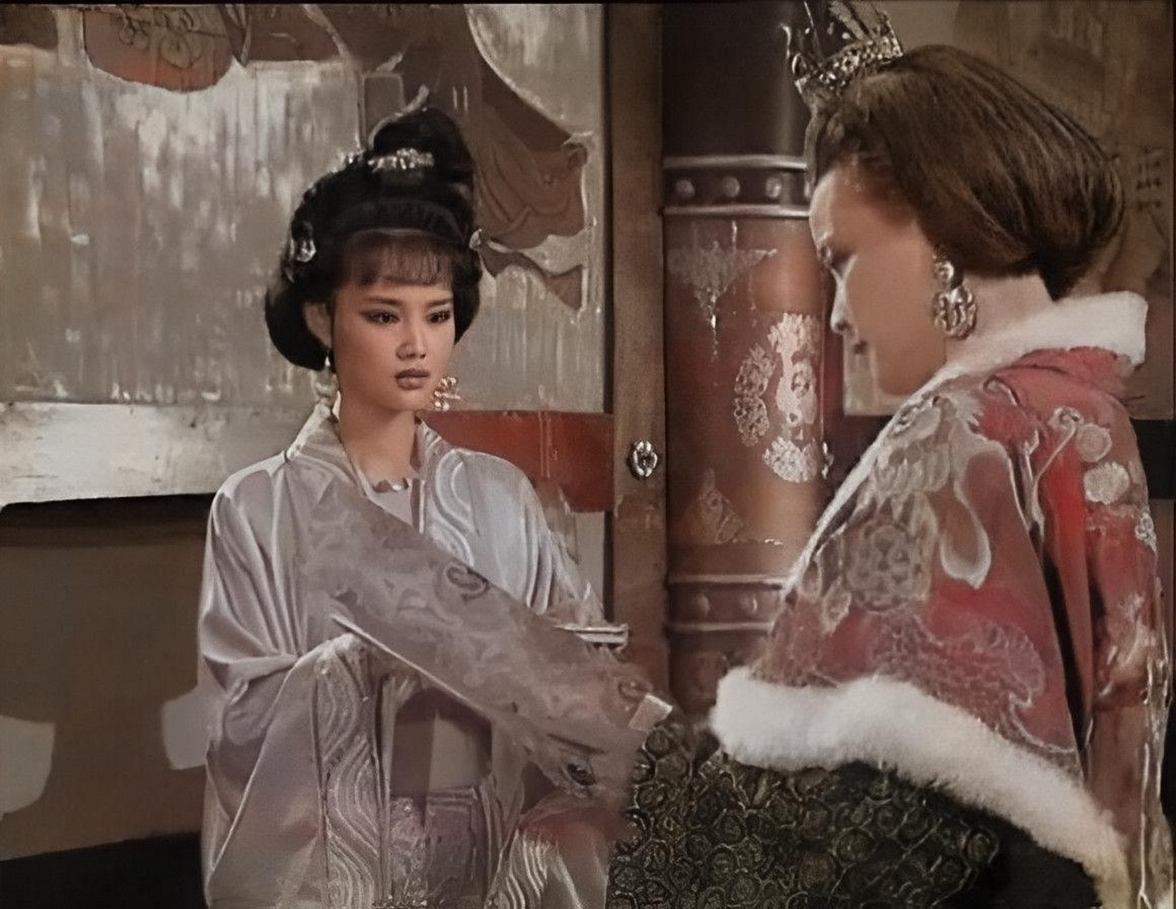 夜晚,张昌宗趁着武则天熟睡,悄悄拥抱上官婉儿,深情地说:"我好想你!