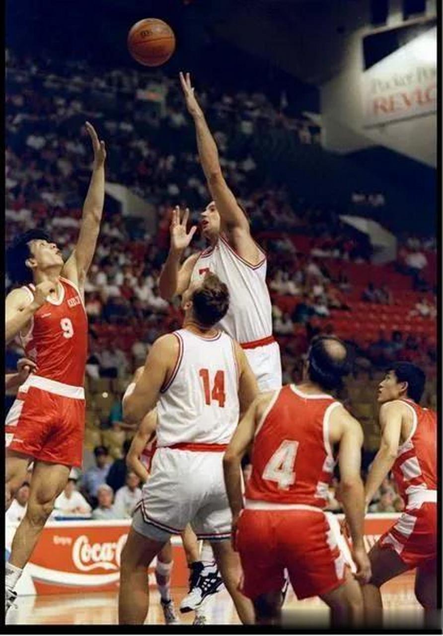 在1994年世锦赛老照片,中国对阵加拿大男篮,刘玉栋和吴乃群卡位抢篮板