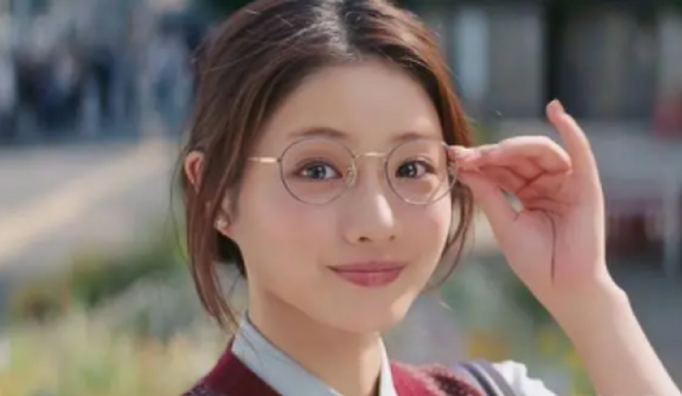 日本美女戴眼镜,气质立马不一样了,那种感觉妙不可言!