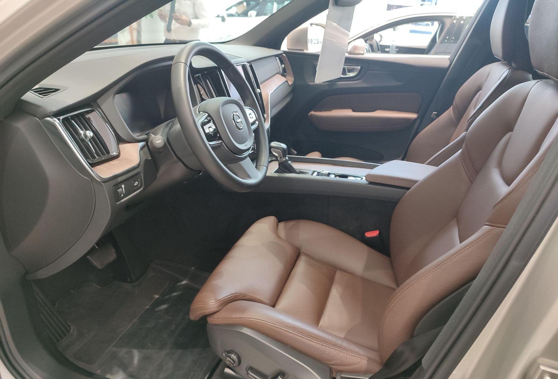 这是一台2021年1月上牌,行驶不到2万公里的沃尔沃xc60 t5 四驱智远