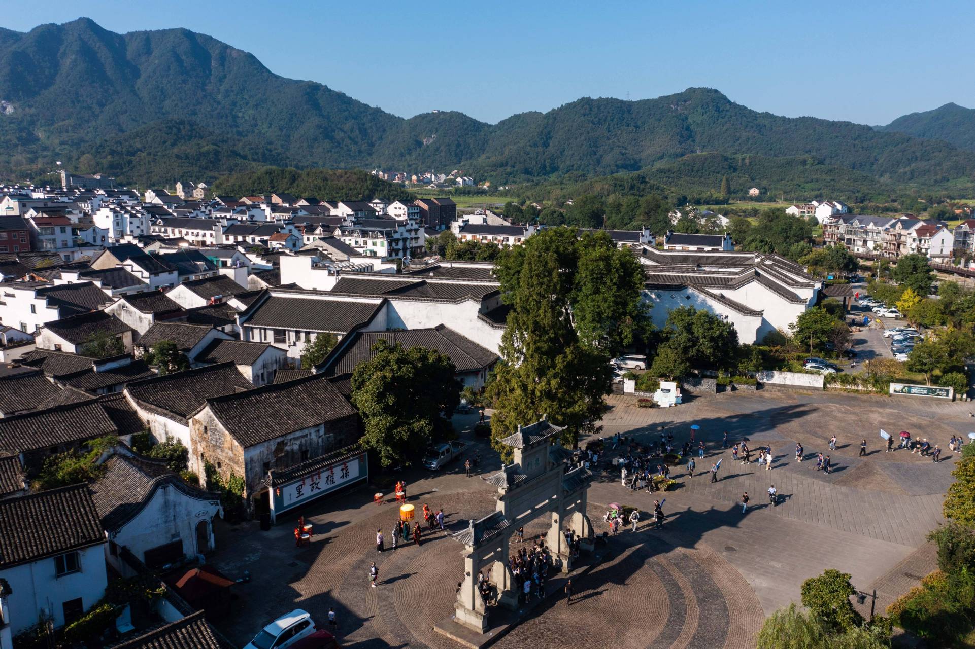 龙门古镇是富阳市最大的自然村,90%以上的村民是三国东吴大帝孙权家族