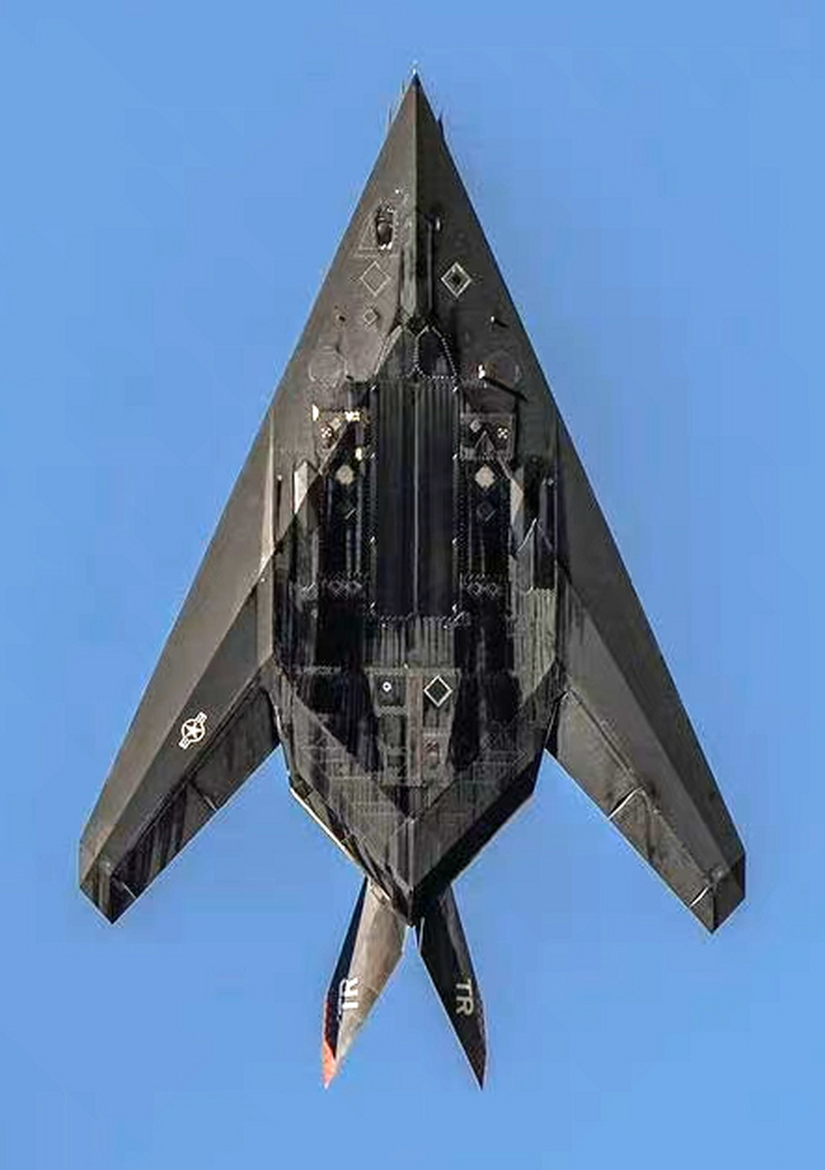 美國空軍曾經裝備的f-117隱形戰鬥機,作為一款30多年前的裝備,當年