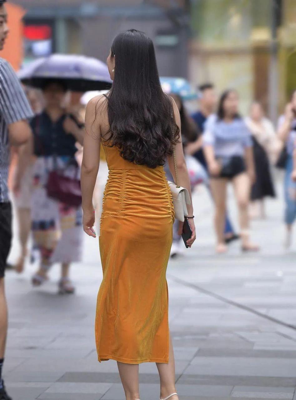 穿橘色裙子的时尚女生 #娱乐