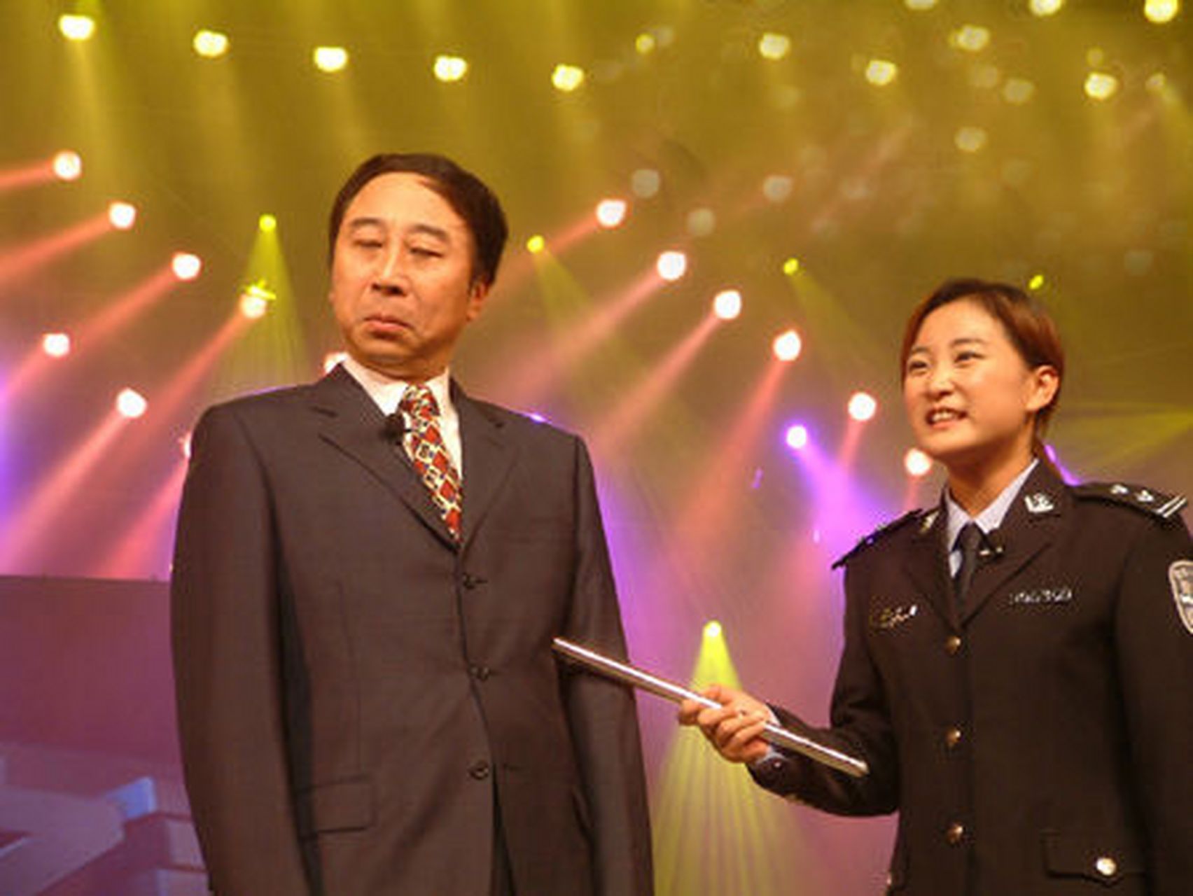 一次,冯巩去朋友家做客时,遇到了一位年轻的保姆,名叫张梦.