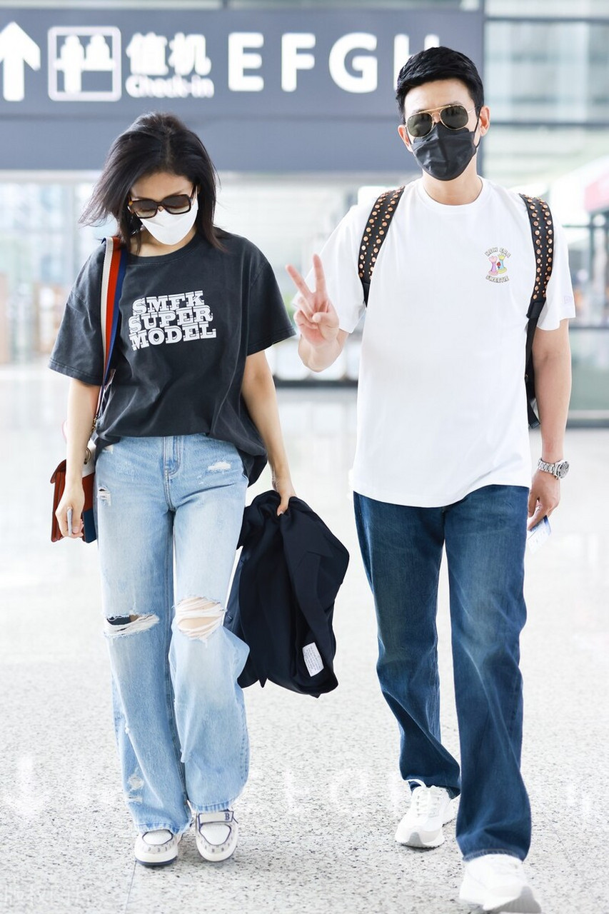 陆毅&鲍蕾机场街拍,长腿夫妇结伴同行,甜蜜互动超恩爱,堪称幸福的一对