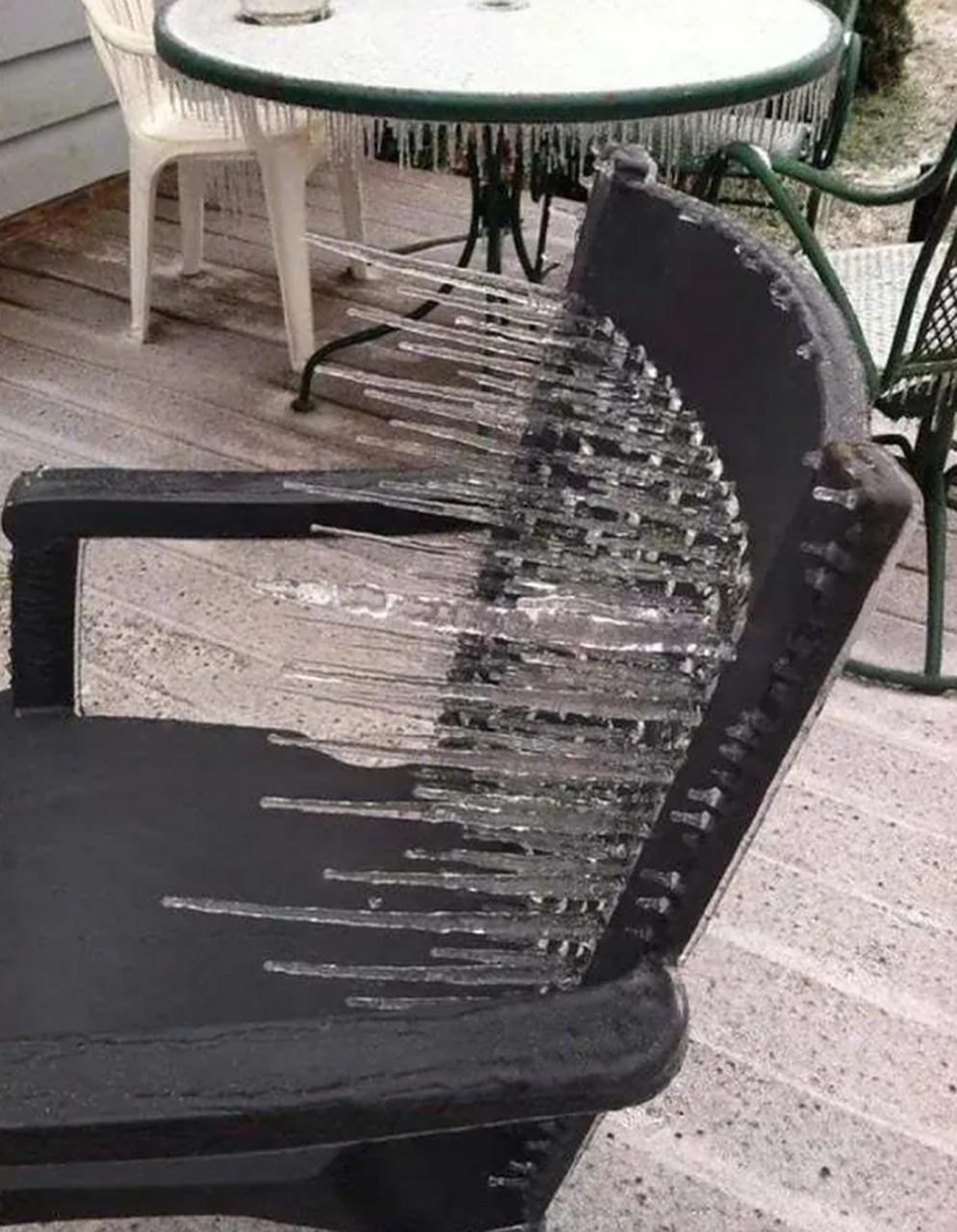 这板凳坐起来真是如芒刺背.