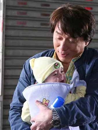 宝贝计划:成龙经典动作喜剧,两贼偷到婴儿后的爆笑场面和温情回归