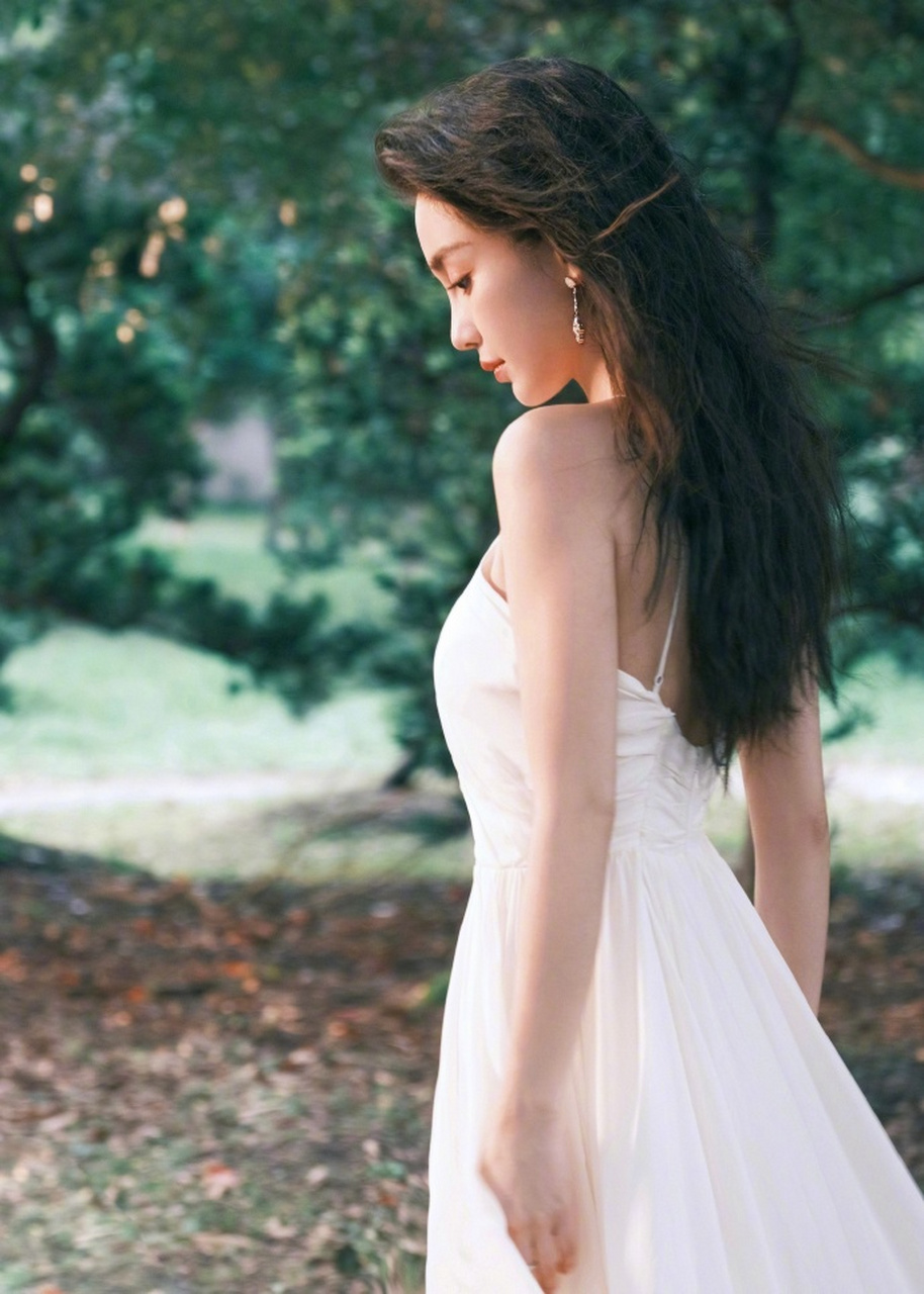 一组angelababy的早秋绿野漫游写真照释出!