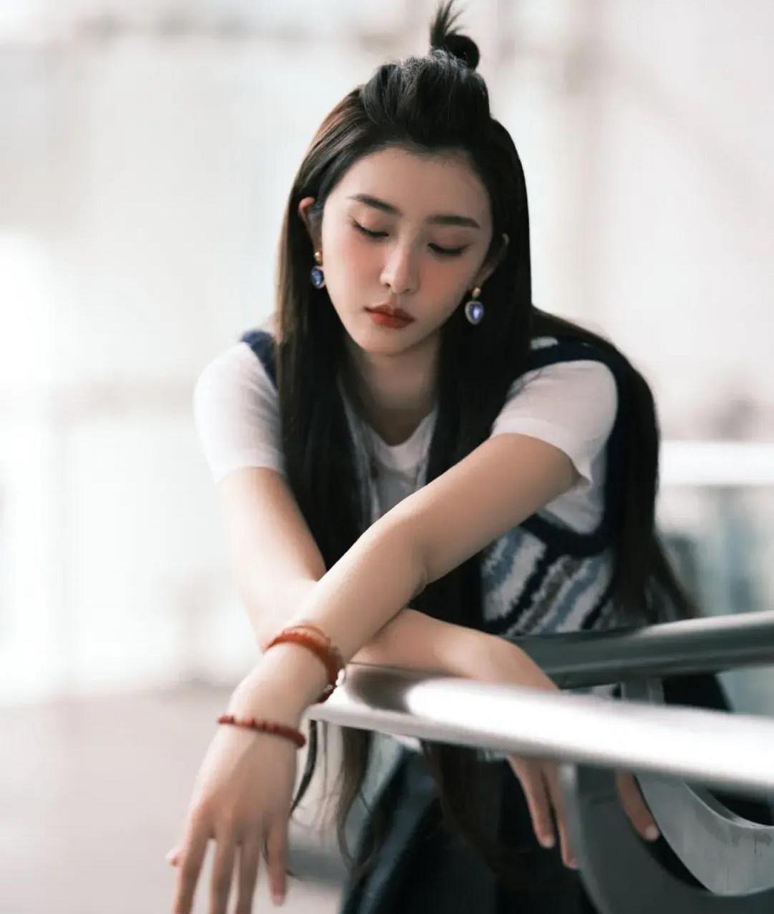 赵小棠再次带火了当年女明星最喜欢的苹果头发型,减龄又可爱.
