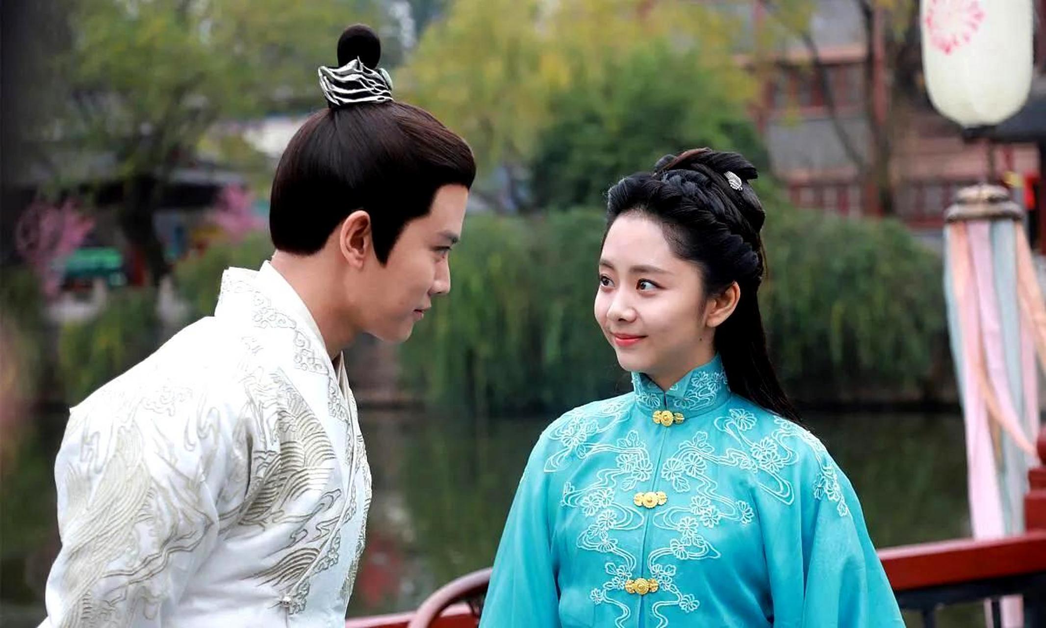 任嘉伦和谭松韵在拍摄《锦衣之下》时被路人拍到了照片,其中陆大人的