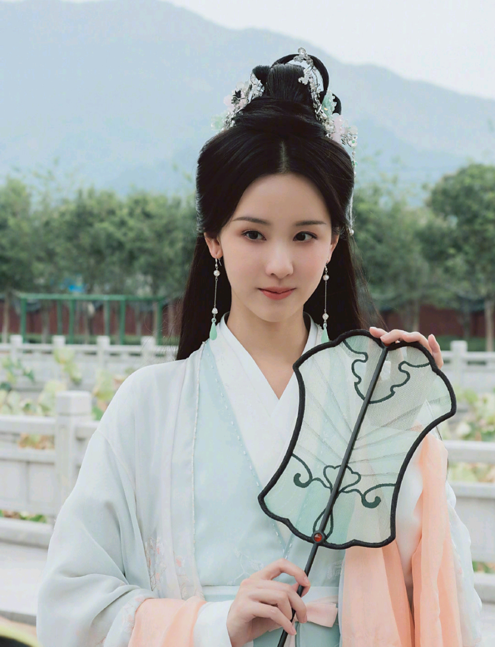 翩然之所以救濒死的叶清宇,是因为叶清宇长相酷似她的爱人姜饶,吊初