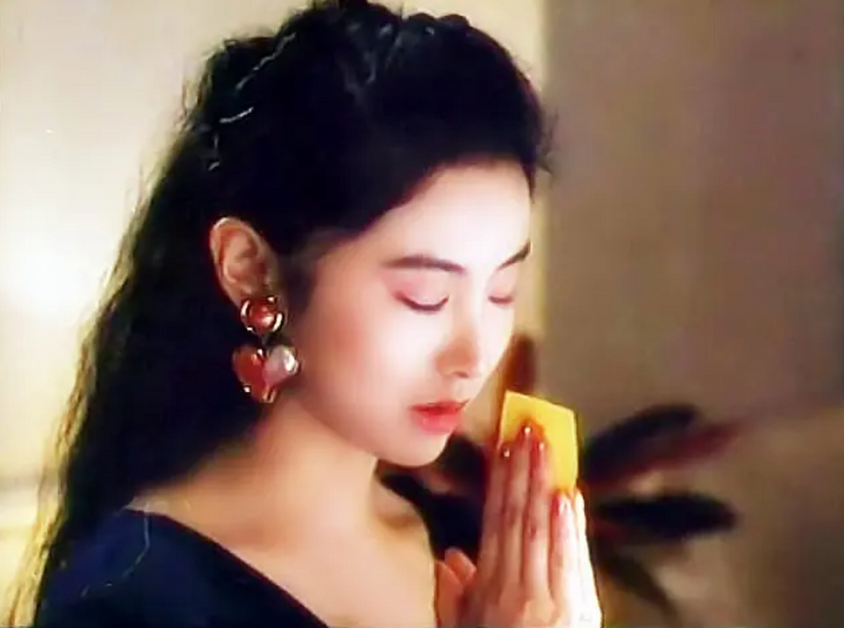 ​大友梨奈1971年出生于日本埼玉县,由于身材姣好,相貌出众她进入了