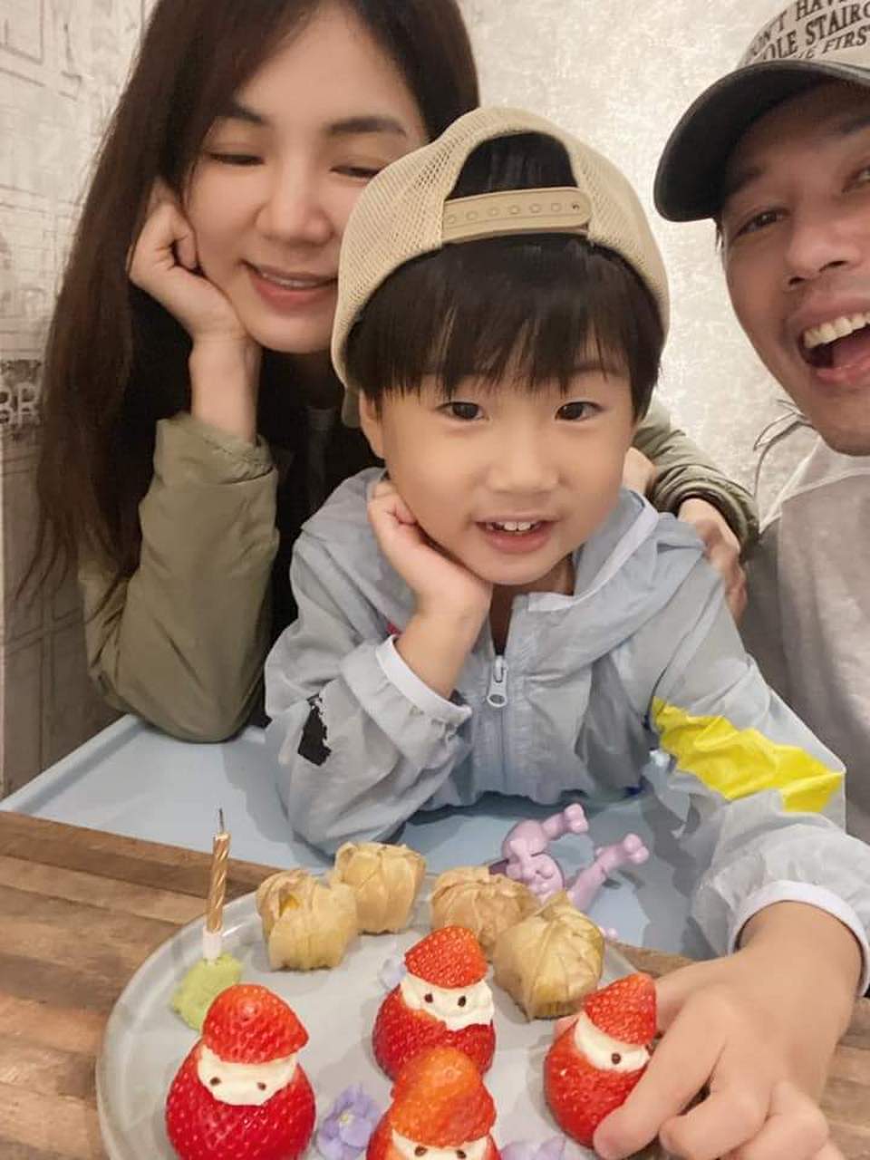 12日是ella陈嘉桦儿子劲宝4岁生日,当天,ella在个人社交平台晒出全家