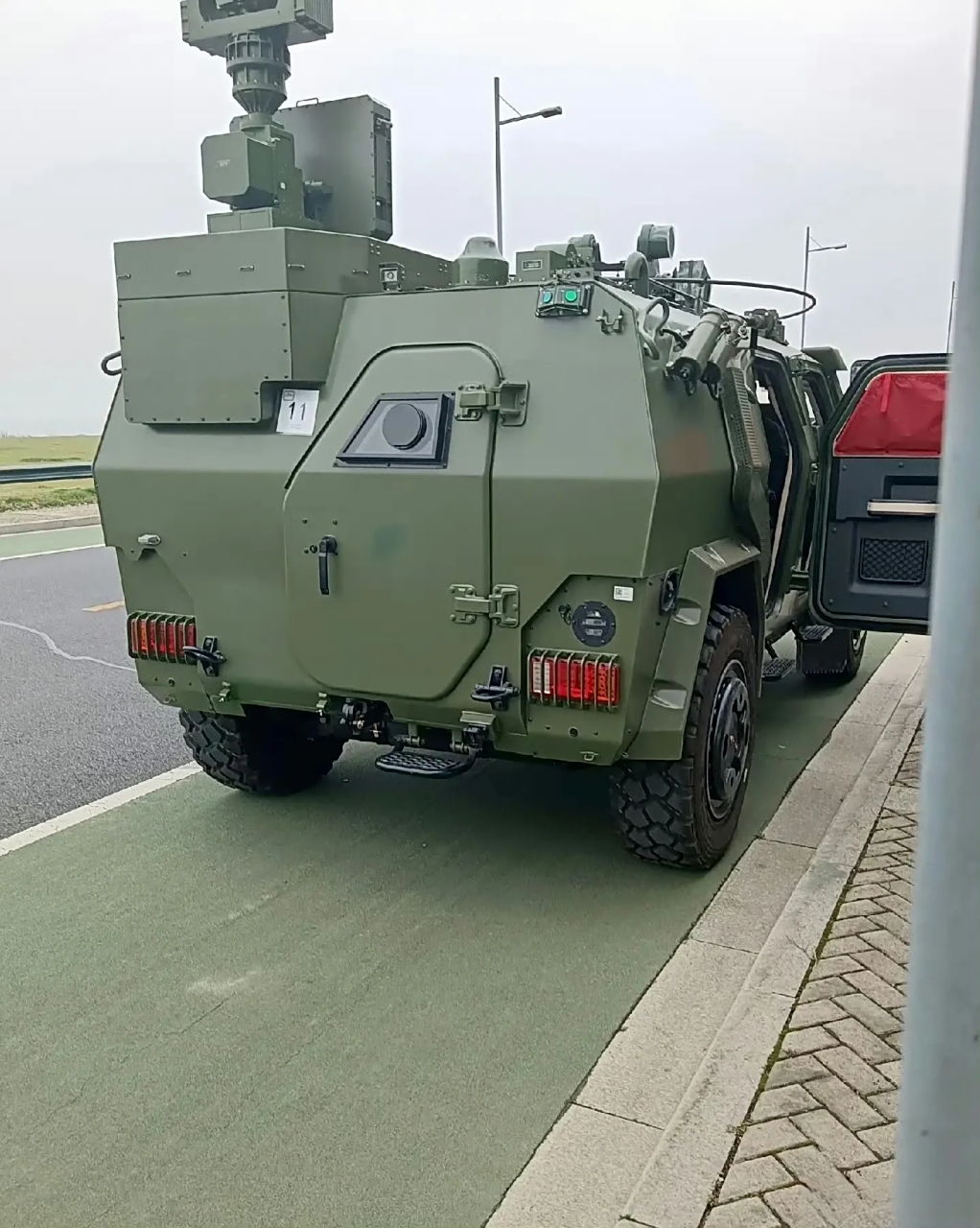 三代猛士侦察车,车身前后左右带激光告警