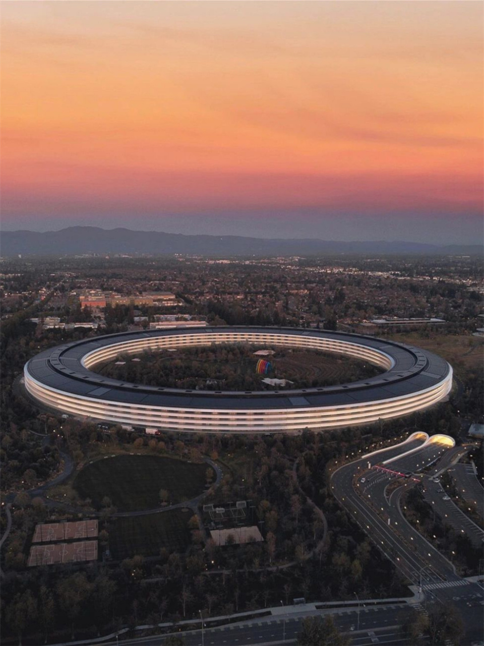 地球home键 apple park  乔布斯完美主义的苹果总部大楼