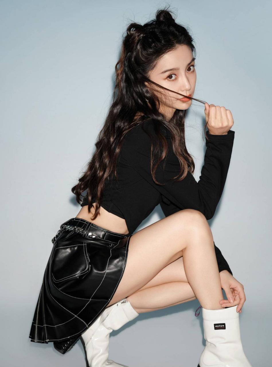 杨颖性感写真流出,着黑色短裙大秀美腿小蛮腰.