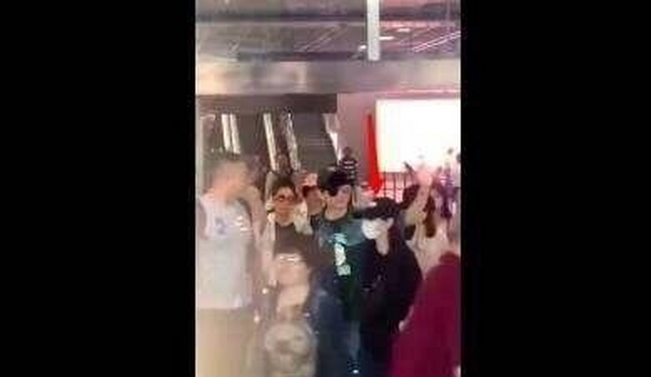 不过经纪人是经纪公司给艺人配的,林俊杰有没有权利辞退她还说不好.