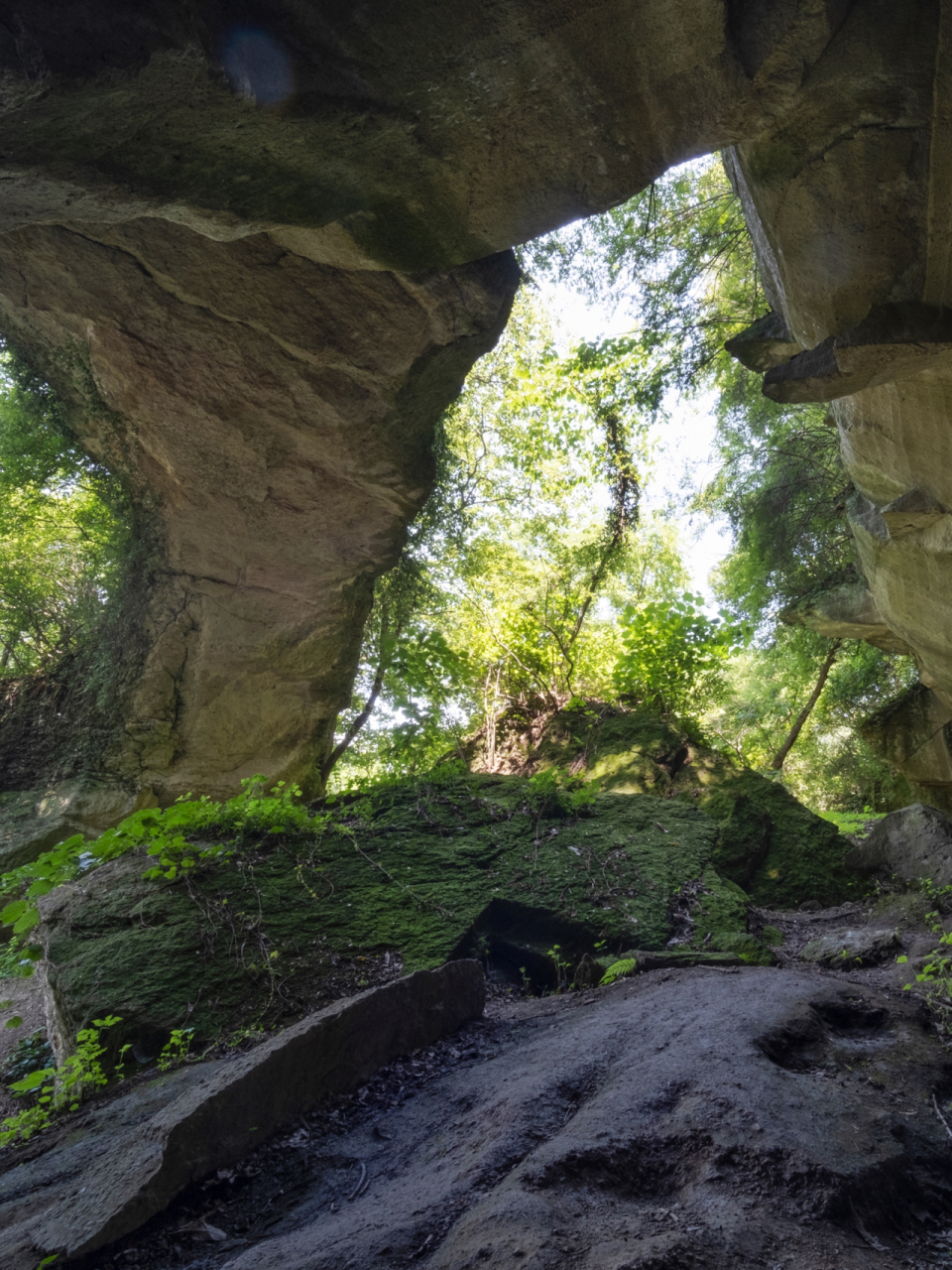 洞壁琴音,位于秋湖山(古称青洪山).