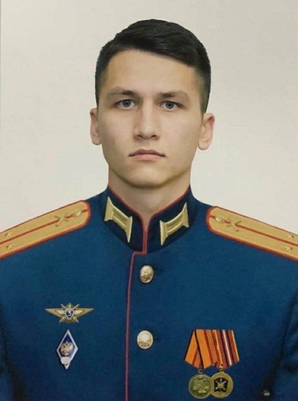 图中的帅气俄军军官叫弗拉基米罗维奇,1999年出生今年24岁,2021年从