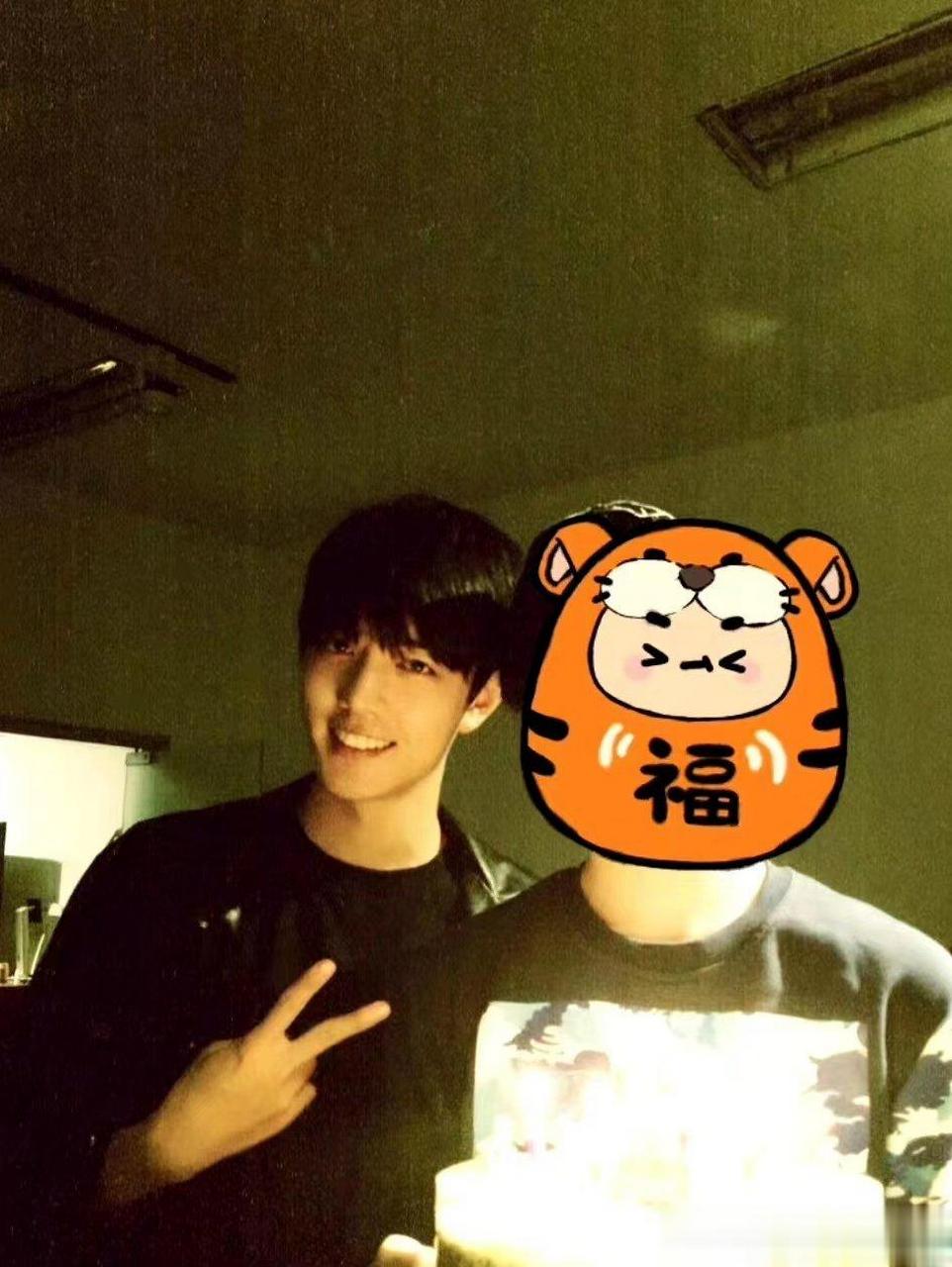 肖战早期照片,你看到过吗?第一次看到他的这白发造型,真不错!