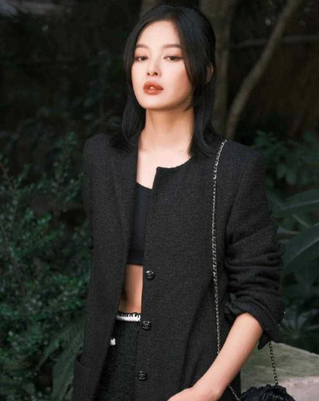 一直感觉和梅婷有几分相像,辛芷蕾长的太有特色了,绝对不会把她和网