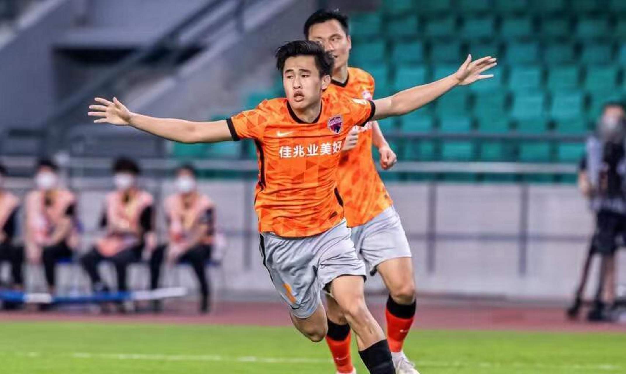 广州队功勋中卫冯潇霆已经正式告别上海申花,新赛季,冯潇霆将重返广州