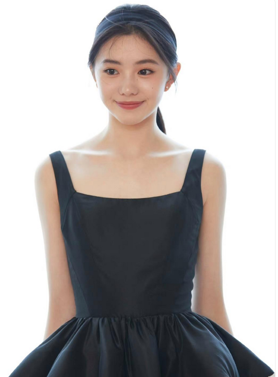 刘浩存参加活动清新十足,还是那种无辜的表情看着让人怜惜,她的黑白