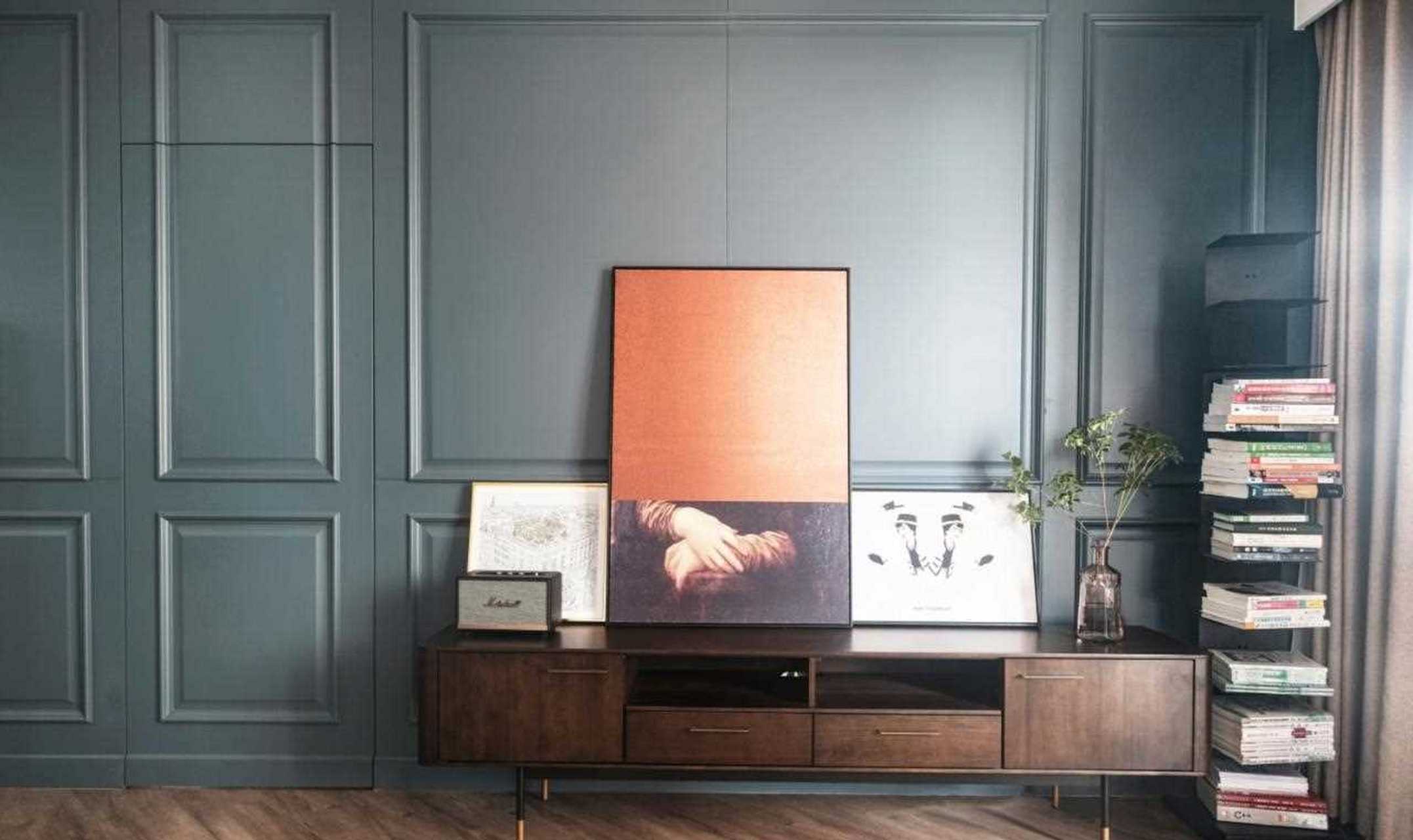 整体墙面采用通顶的蓝灰色护墙板,高级的色调,在家中增添了许多时尚感