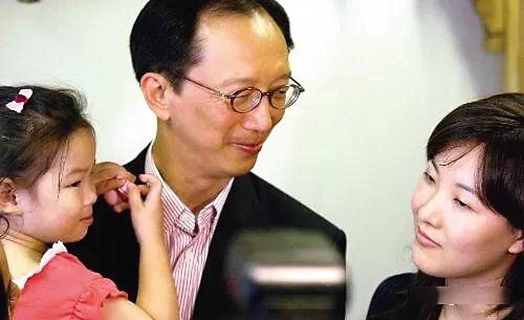 gif创作人 2001年2月,梁锦松和前妻谭淑芬离婚后,给了前妻1套房子和