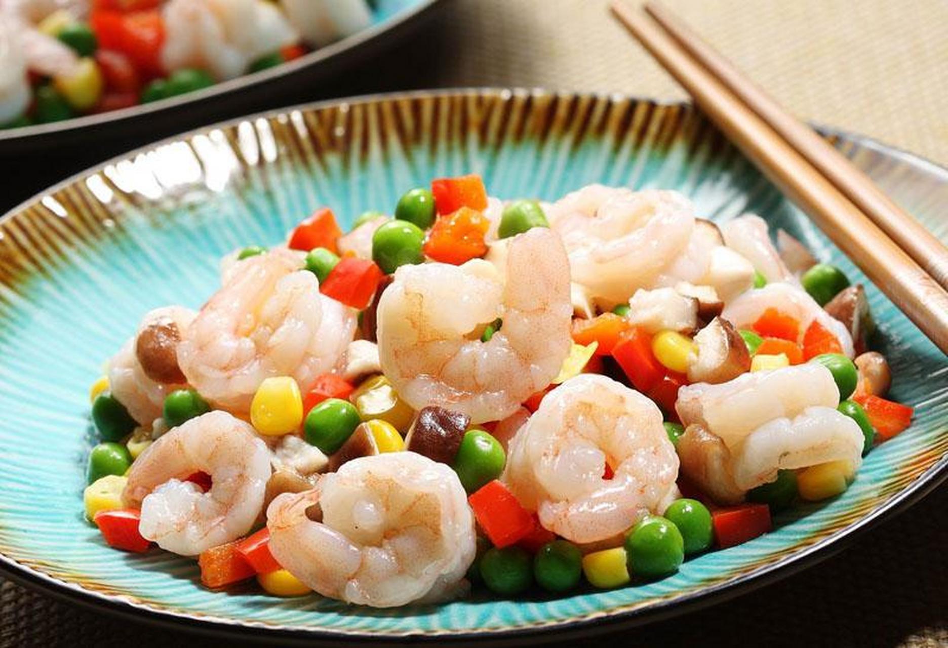 这道"水晶虾仁"曾被评为"上海第一菜",由于成本比较贵,所以在年夜饭的