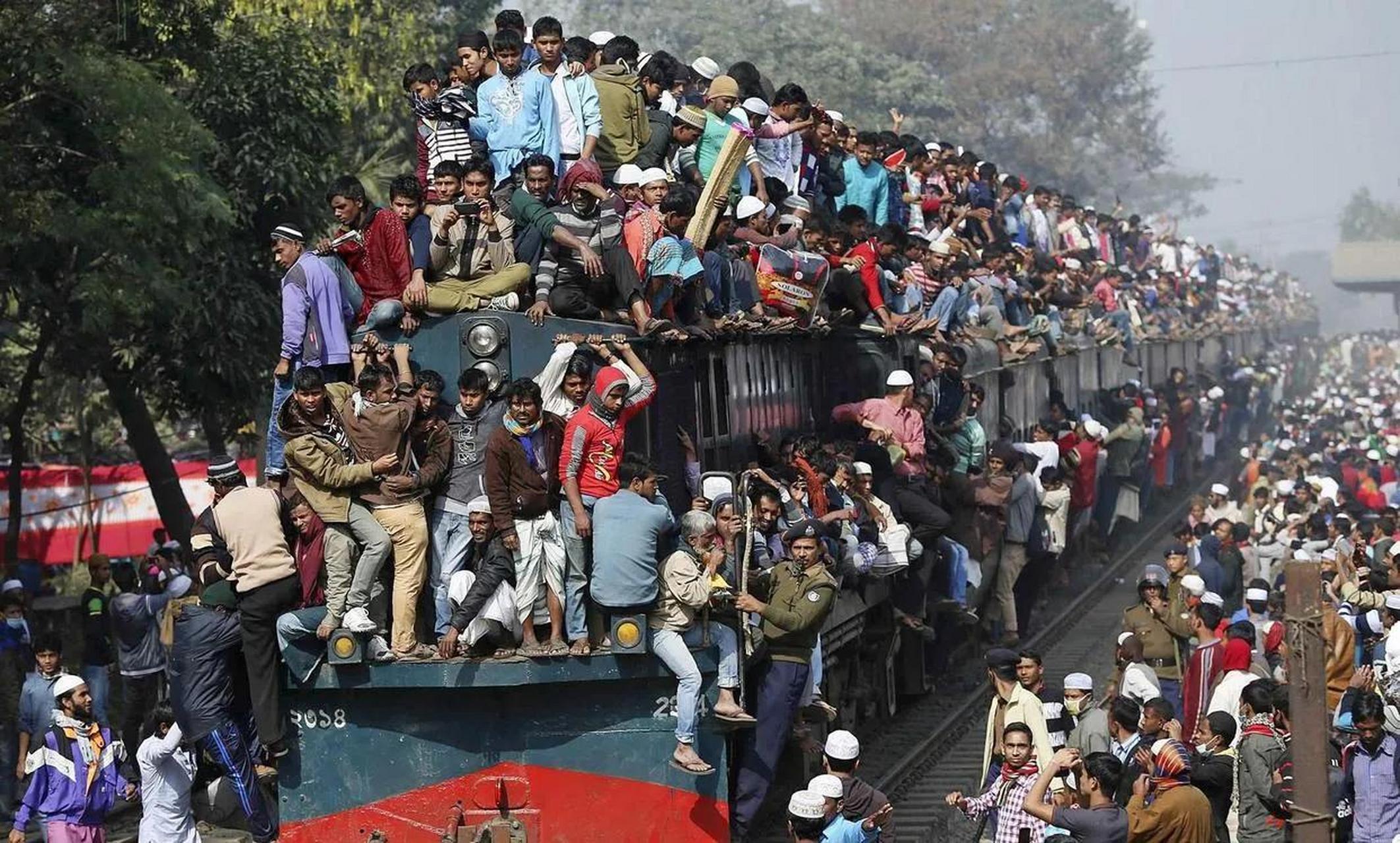 在印度,火车和船上的乘客都喜欢挂在车船外面.