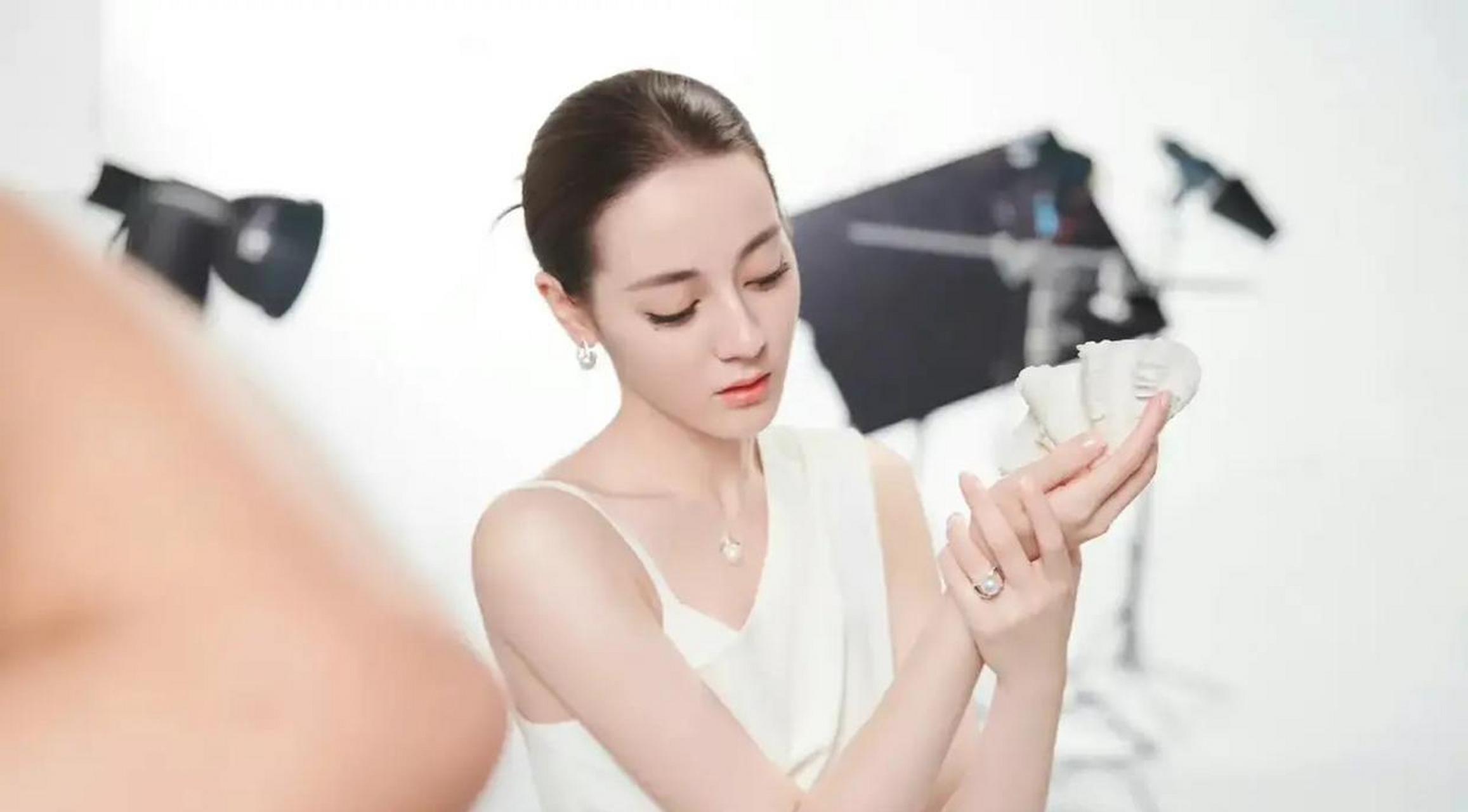 迪丽热巴穿戴平价珍珠项链,美丽动人!