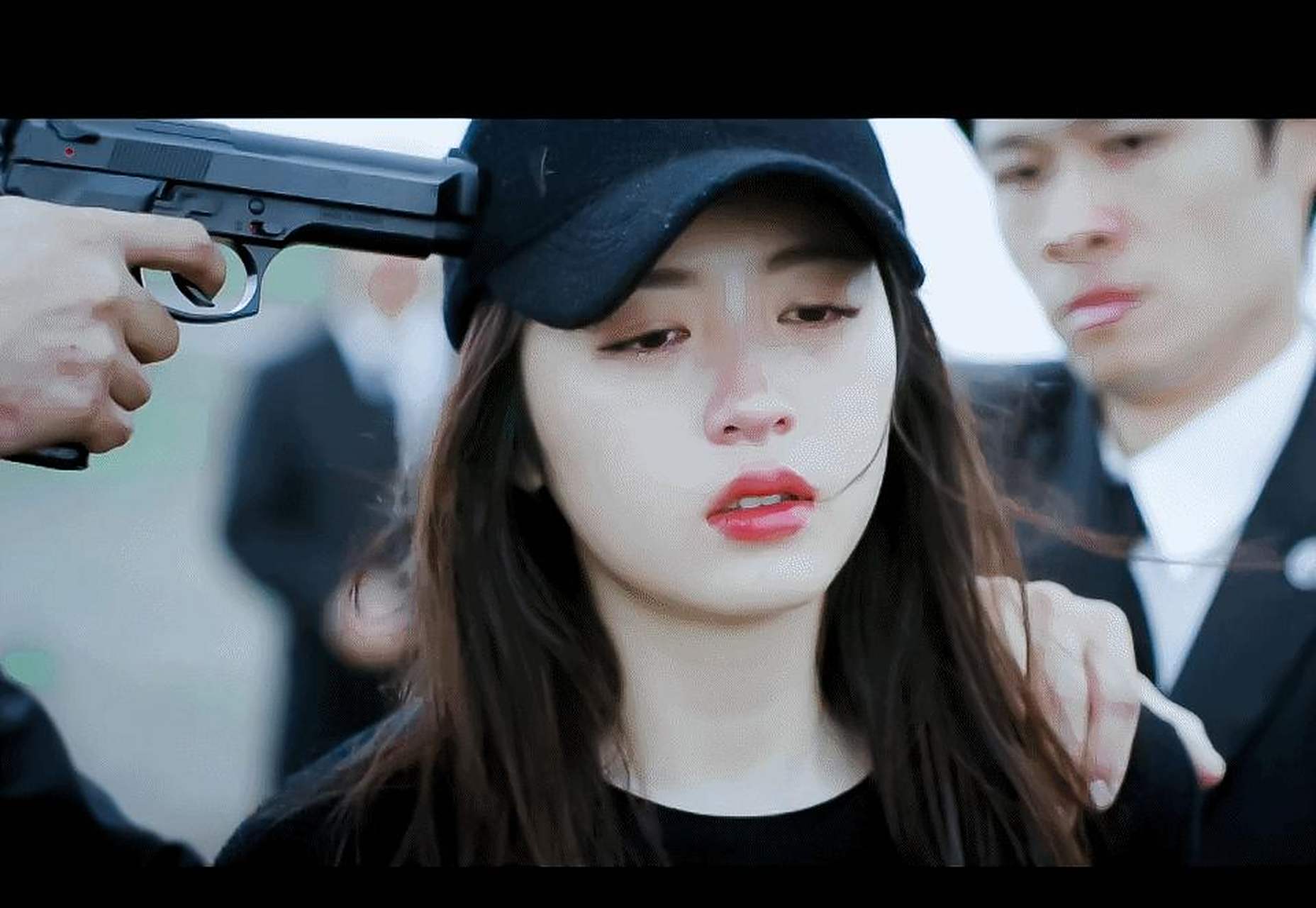 gif创作人# #周雨彤演技# 看过寒武纪的人都很难忘记周雨彤这段被推