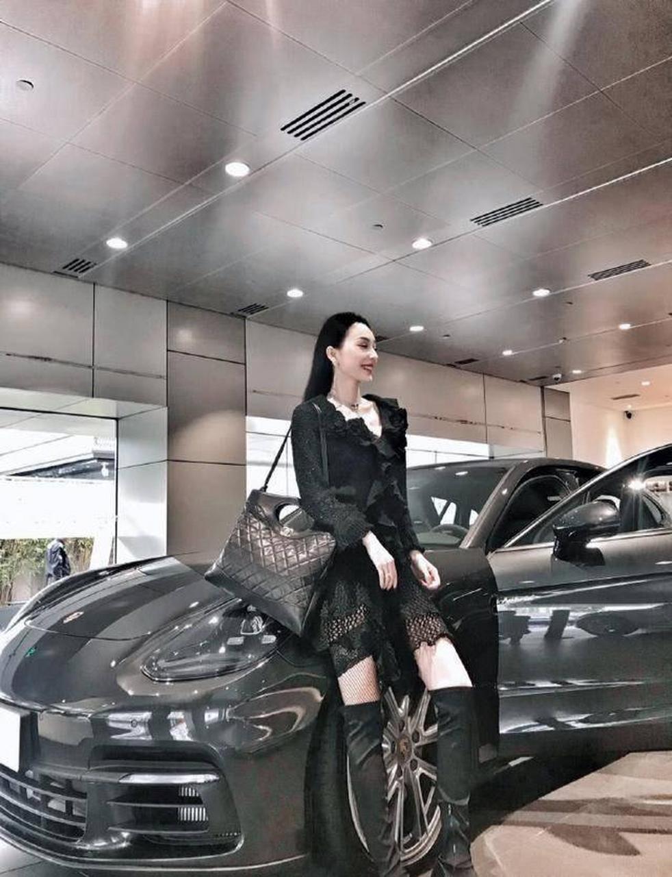 近日,河南的超级网红卡卡喜提2021款保时捷,美女香车绝对的养眼,卡卡