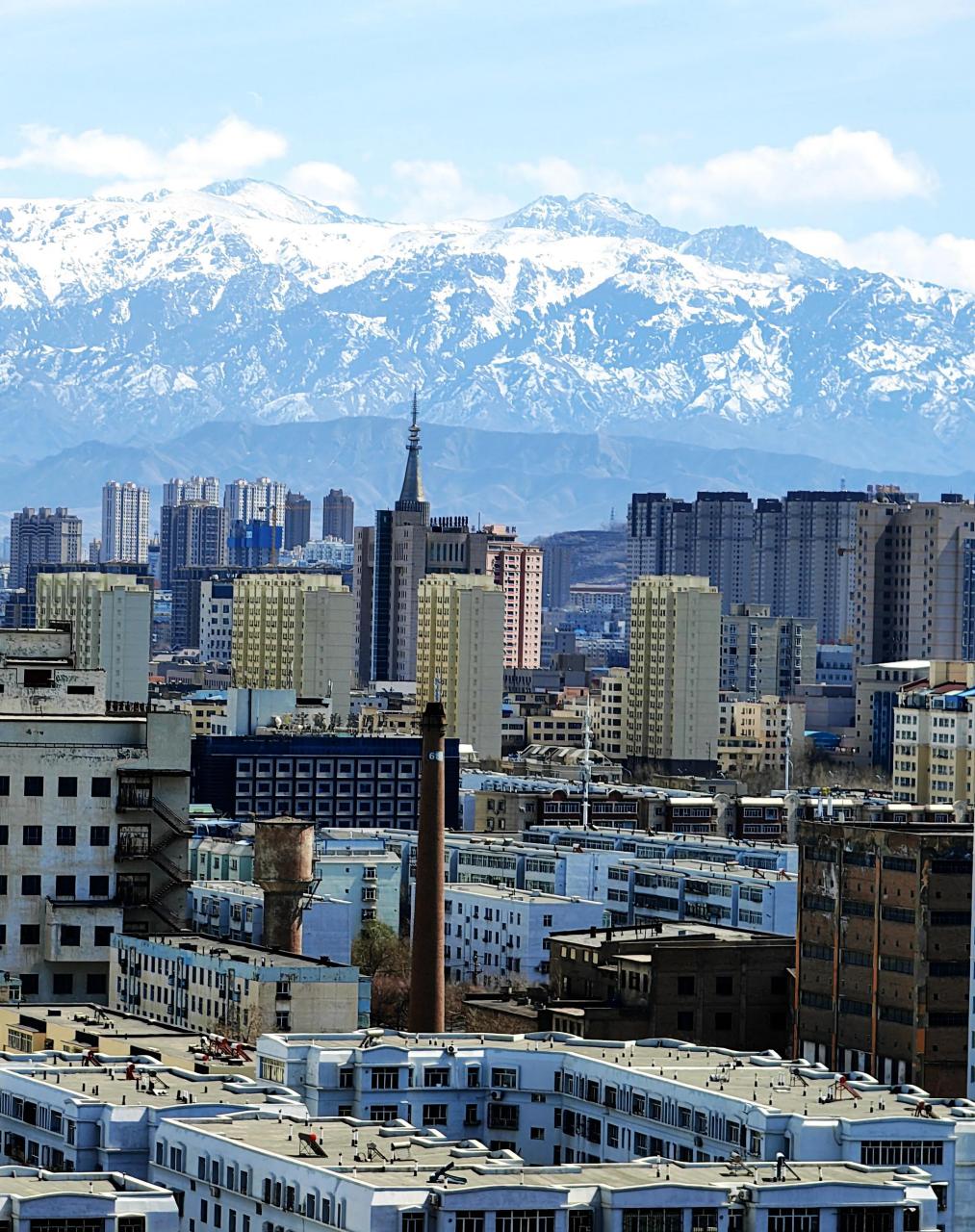 乌鲁木齐,是一座雪山下的城市.