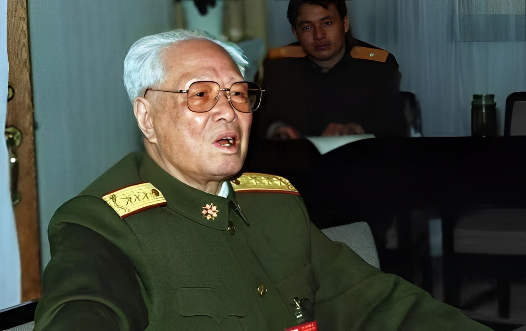 1987年5月,校长·张震当时的国防大学与校长,豪迈斯,中将和张合影一起