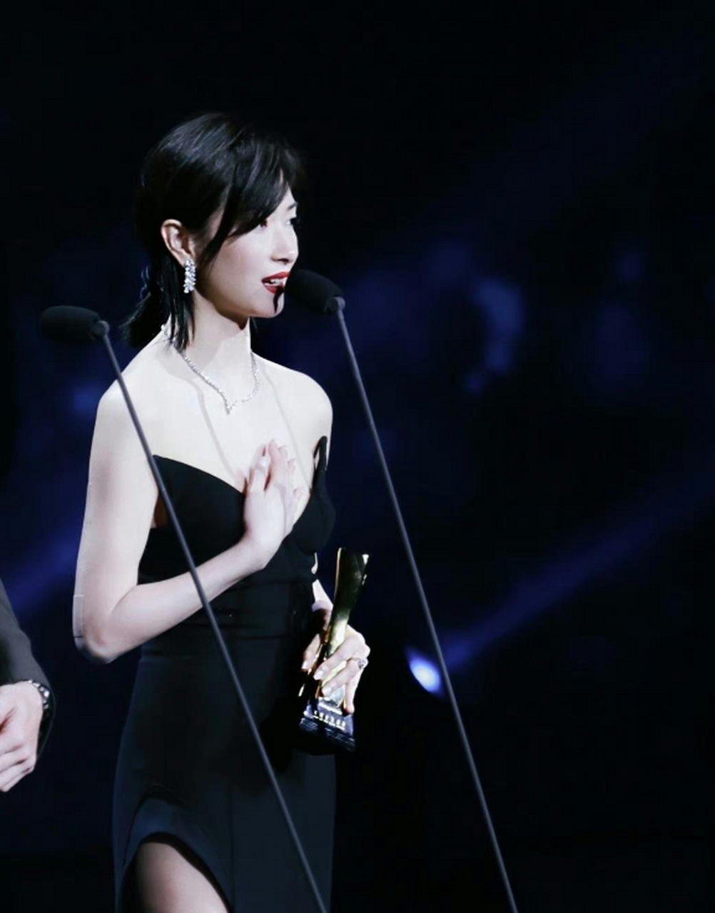 胡冰卿身材真好!这个礼服被她穿的特别的大气