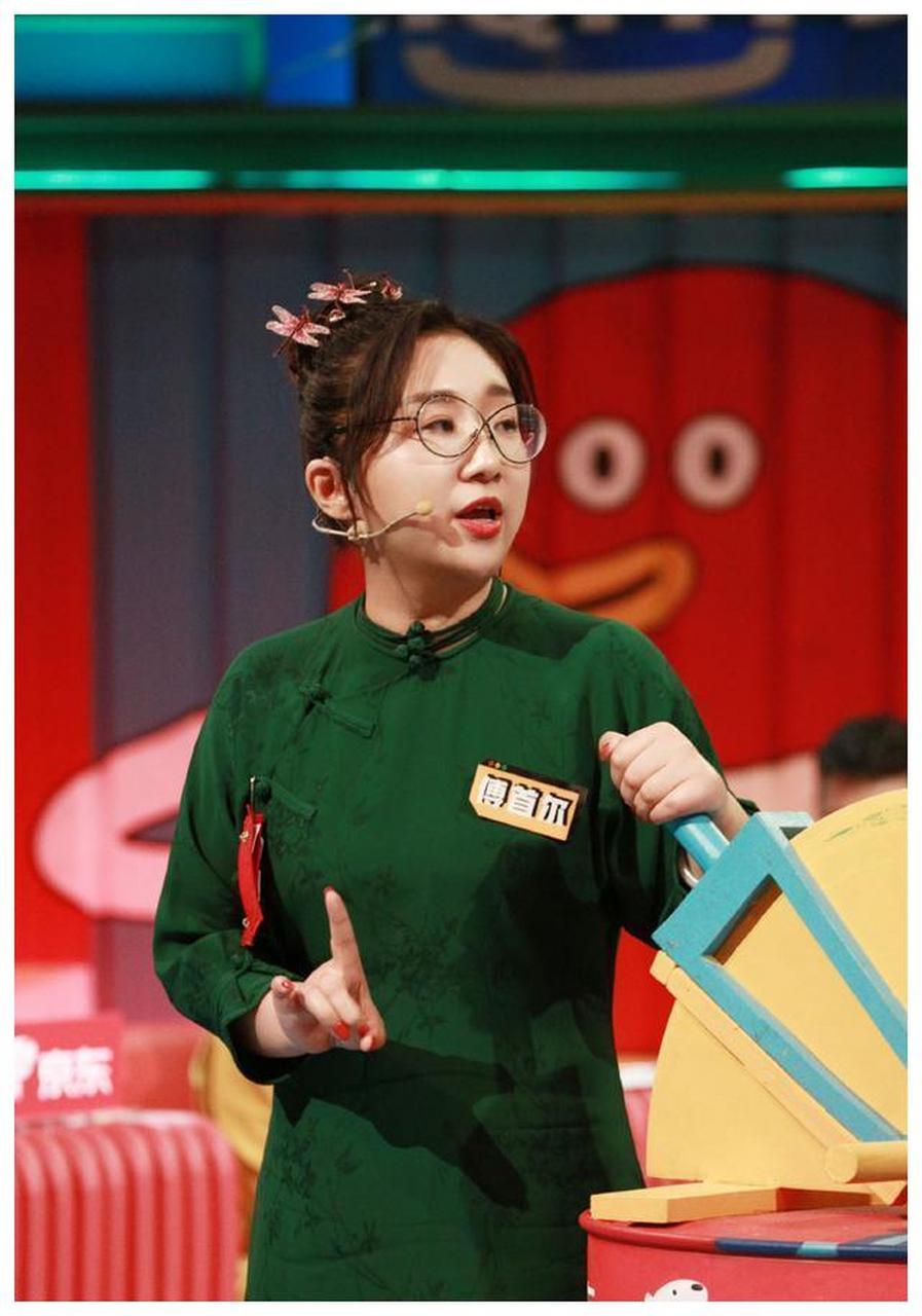 傅首尔越来越有气质了,穿旗袍优雅又娇俏,胖女孩也有春天