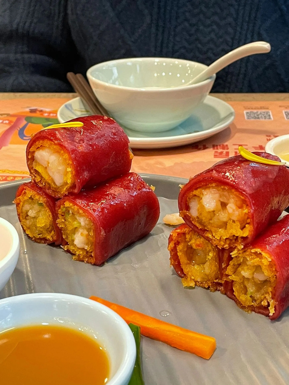 在点都德吃早餐点了七八个菜  广东早餐种类很多还有艇仔粥,虾饺,糯米