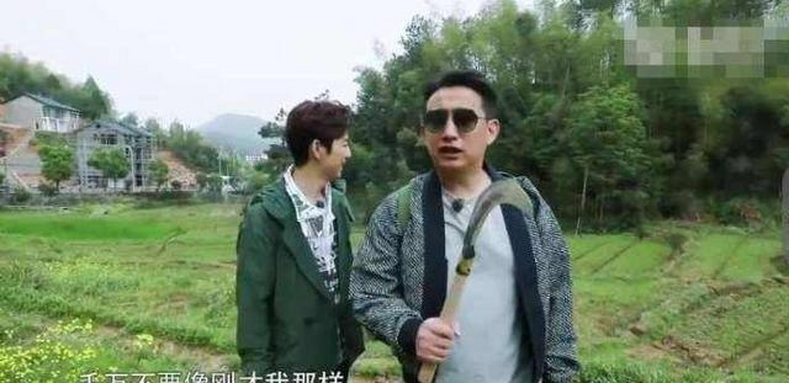 在电影中,张子枫饰演的是女主角方登小候,这部分是戏份很多都是在混乱