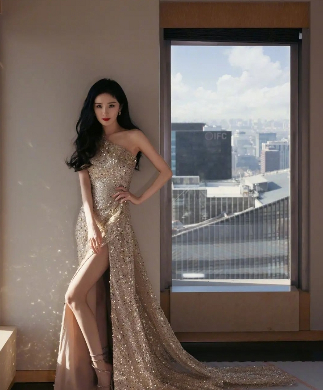 性感优雅,风情万种的#杨幂# 一袭鎏金礼服,身材窈窕,曲线玲珑,美腿