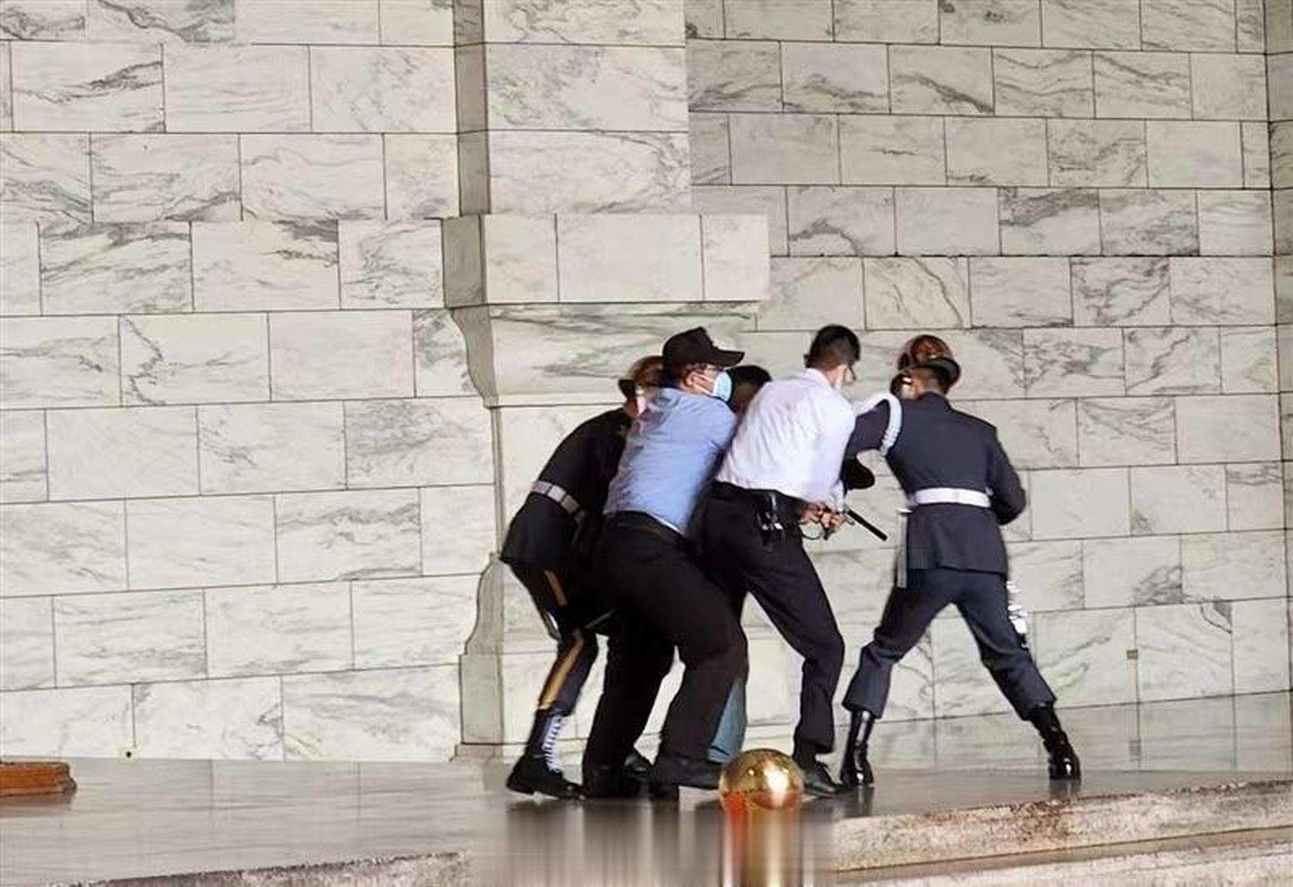 今天(27日)下午14点有男子手持漆弹枪去中正纪念堂呲老蒋铜像