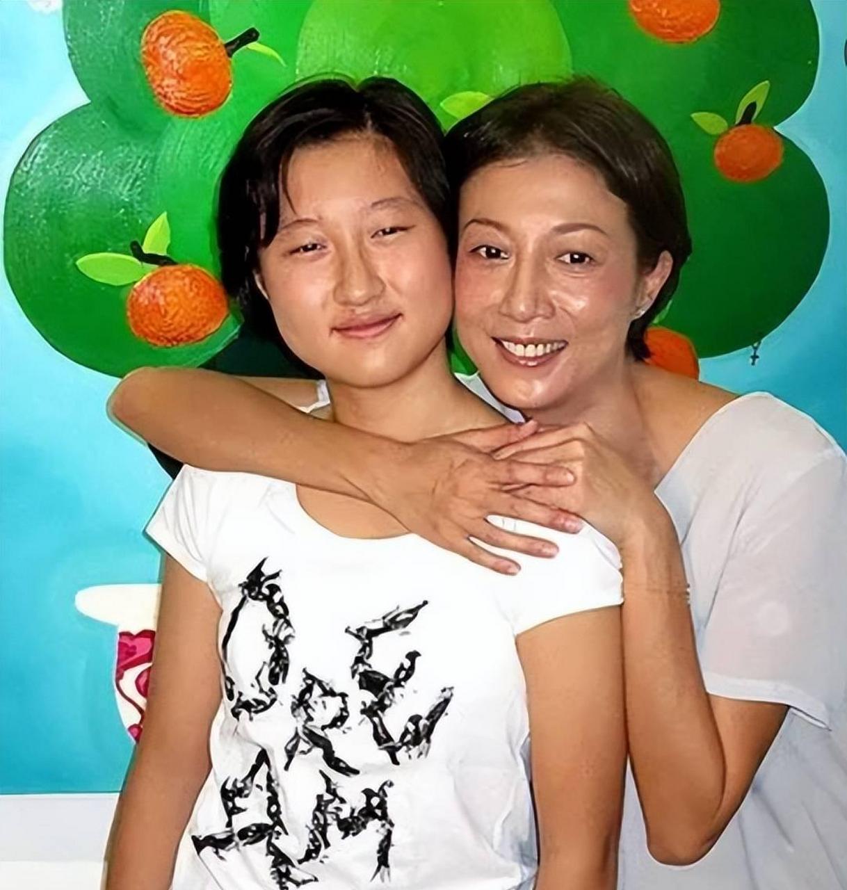 近日,成龙前女友吴绮莉在社交平台中晒出了自己与好友们一起游泳的