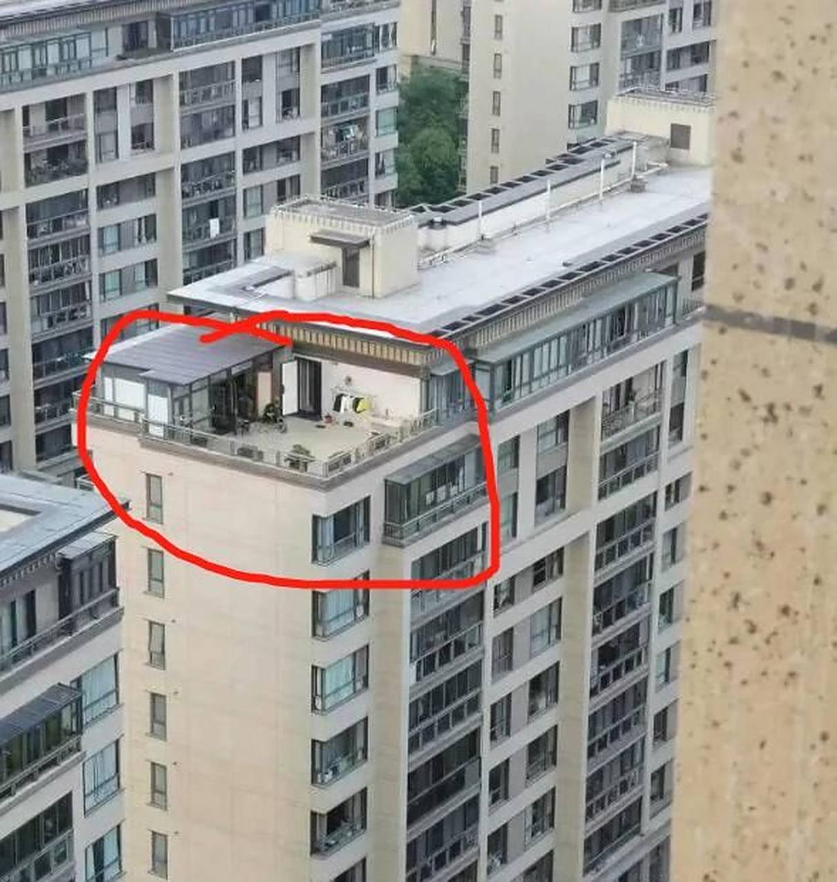 能买到这种带露台的房子,实在是太令人羡慕了~ 他家是住在顶楼,虽说大