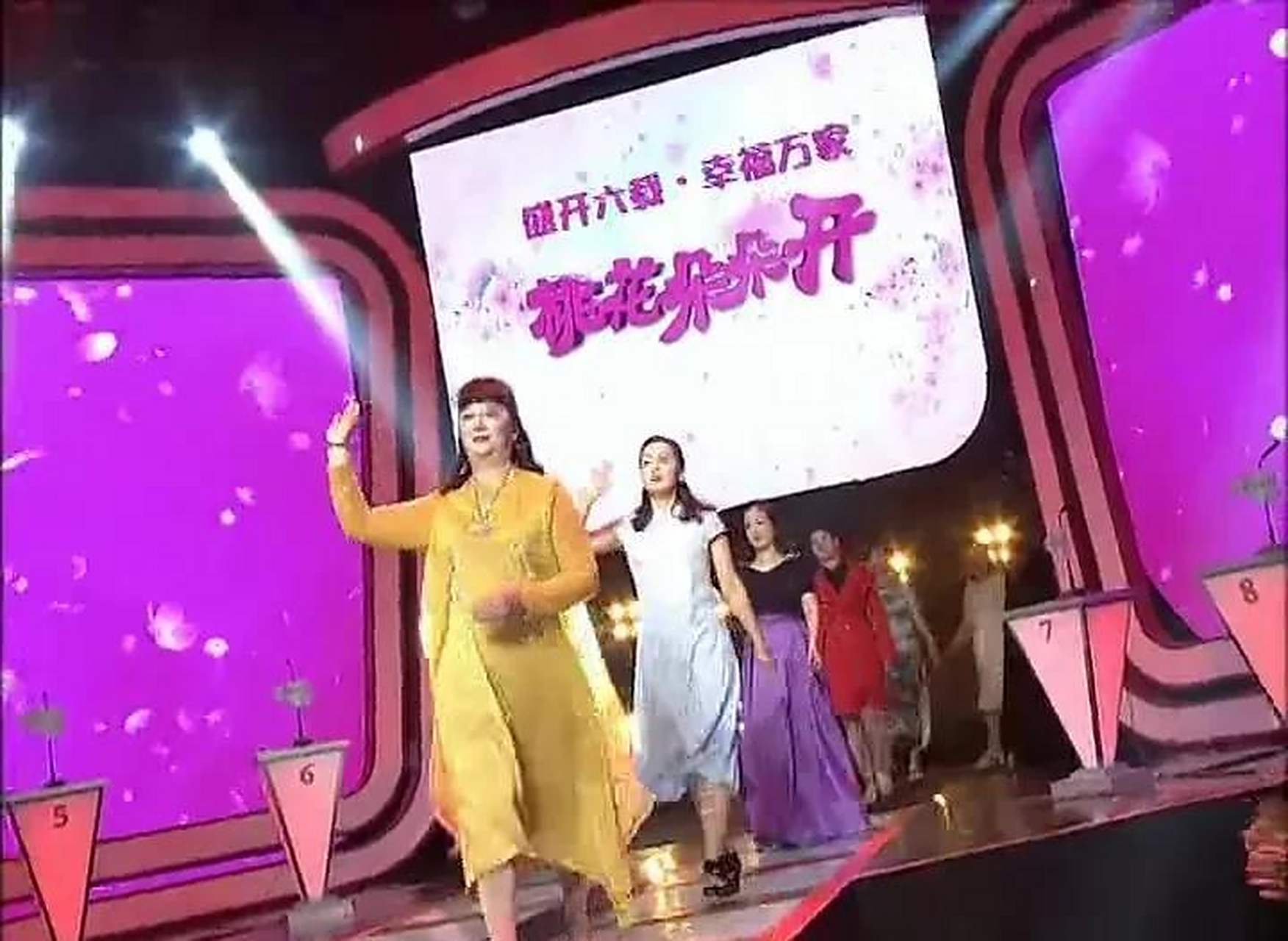 湖北经视有一档中老年人相亲节目《桃花朵朵开》,参与该节目的女嘉宾