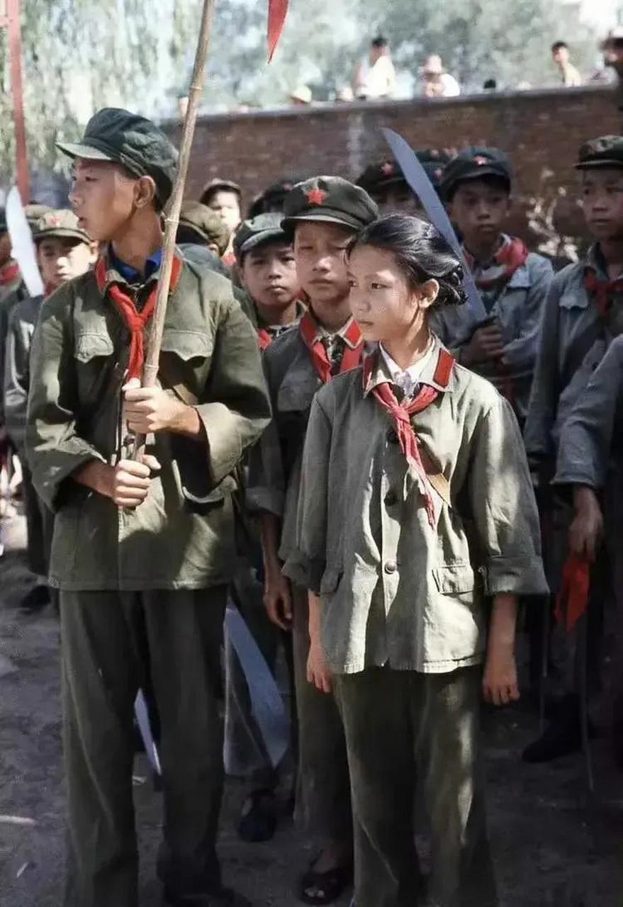 1976年的武汉,一群穿着旧军装,戴着红领巾的红小兵,小小年纪,眼神很
