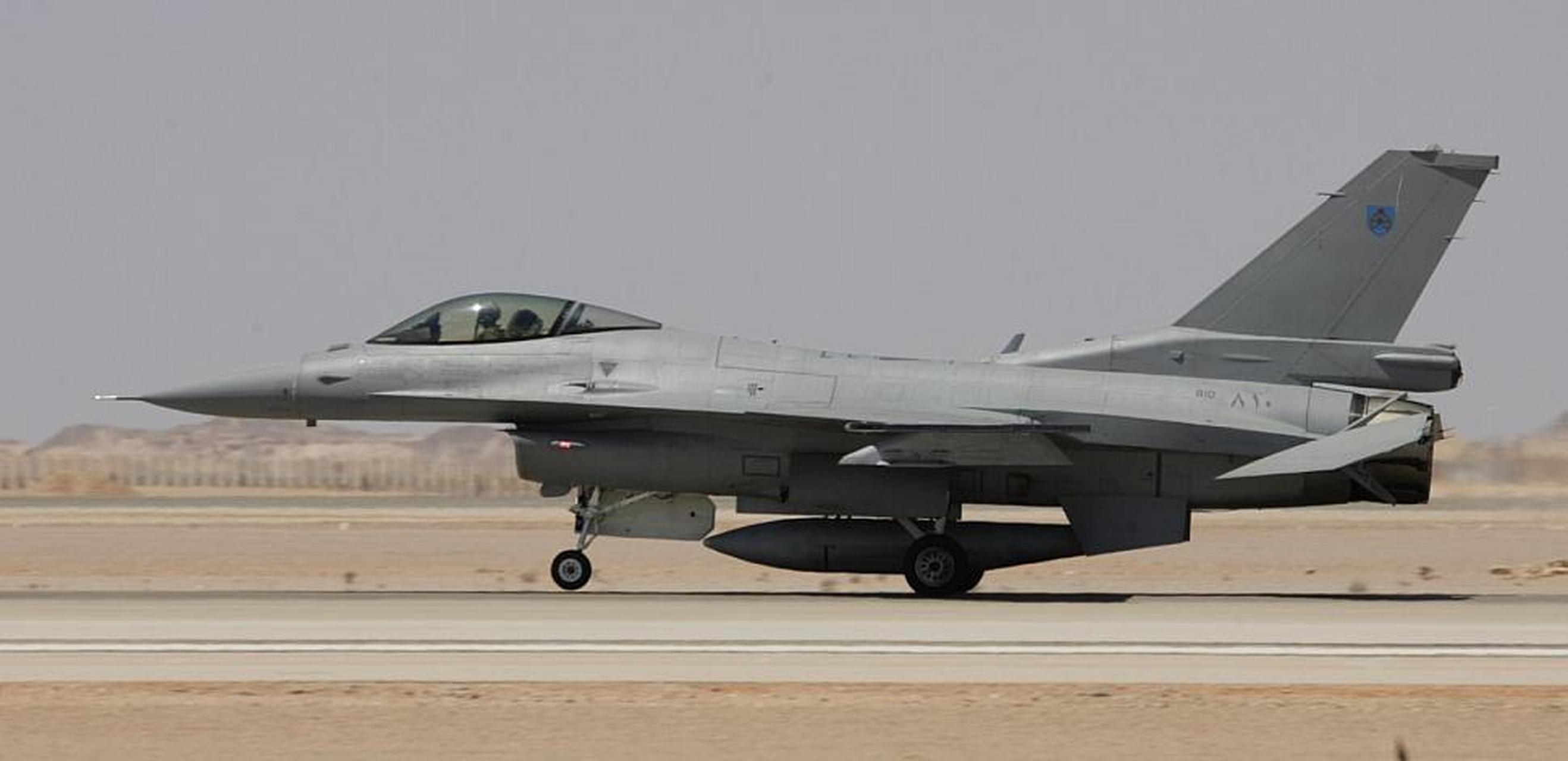  阿曼空军的f-16战斗机,同样是一款罕见的机型.
