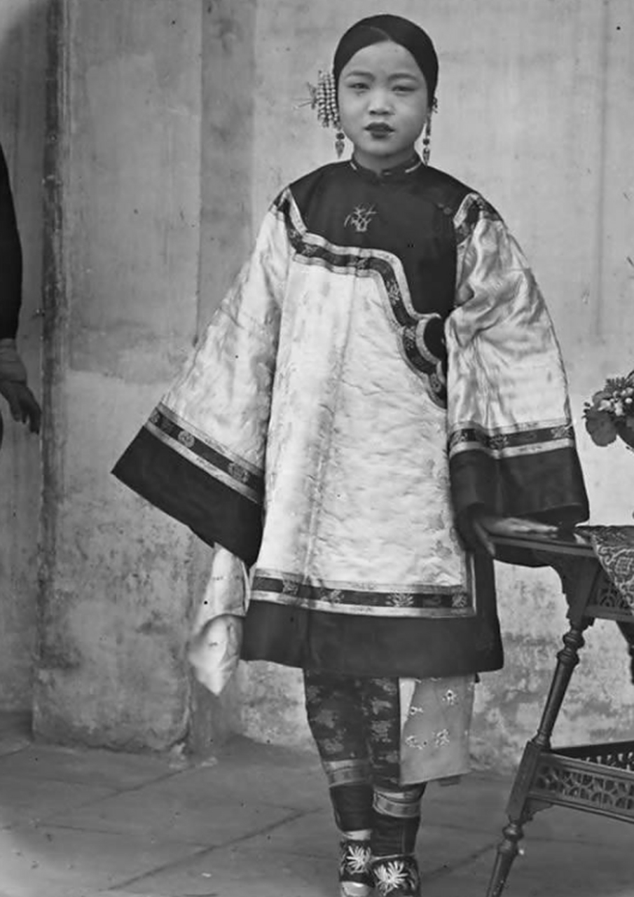 清朝老照片:这位女子衣着光鲜,打扮精致,显然家境优渥