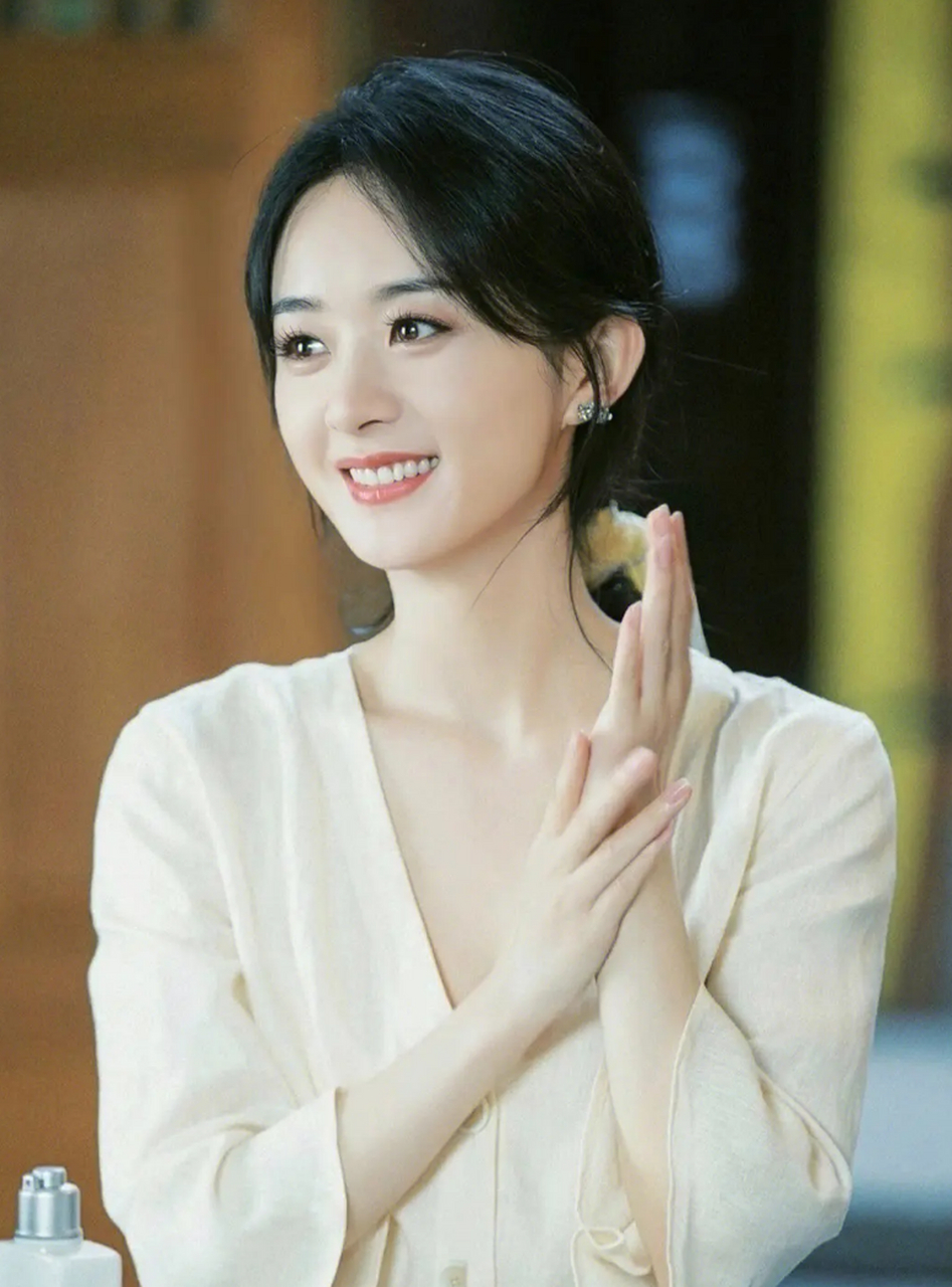 【郑晓龙评价赵丽颖转型】近日,知名导演郑晓龙接受媒体采访,在采访中