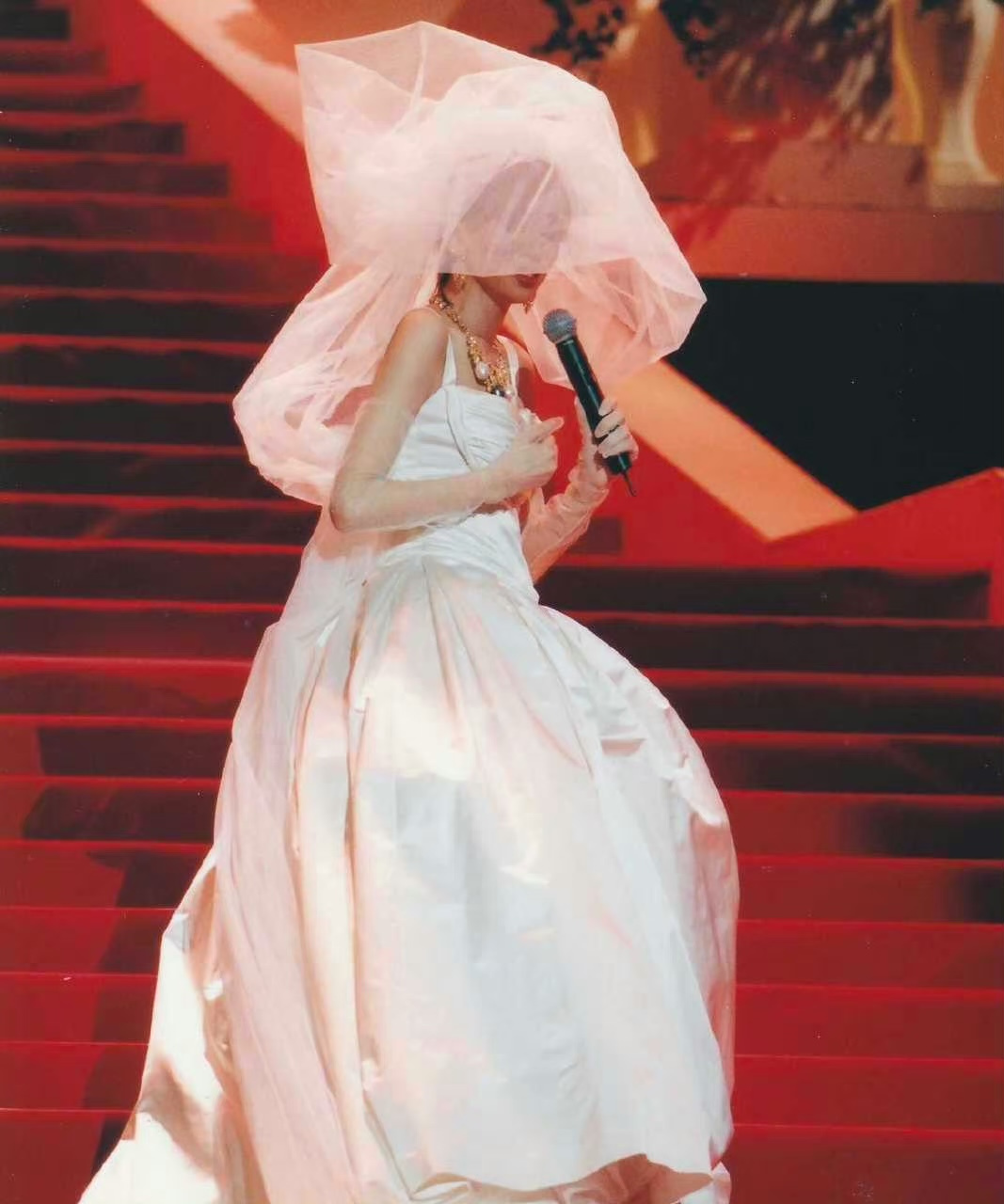 2003年梅艳芳经典金曲演唱会,歌唱生涯的最后一首歌《夕阳之歌》婚纱